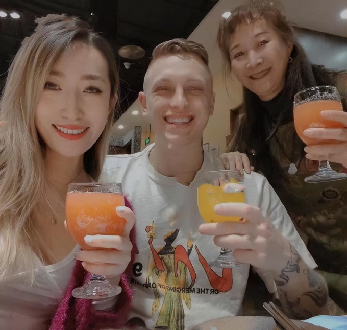Cưới 'phi công' kém 5 tuổi sau 3 tháng hẹn hò, cô gái nhận sính lễ khó tin - Ảnh 2. Cưới 'phi công' kém 5 tuổi sau 3 tháng hẹn hò, cô gái nhận sính lễ khó tin - Ảnh 2.