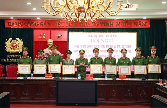 Chủ tịch Hà Nội khen thưởng 4 tập thể, 5 cá nhân có thành tích truy bắt đối tượng bắt cóc trẻ em - Ảnh 2.