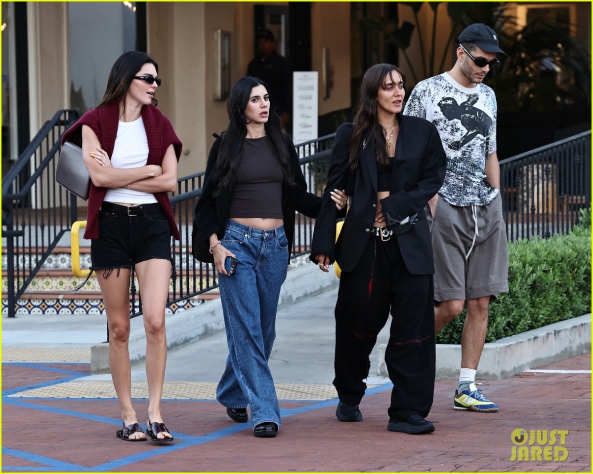 Kendall Jenner xinh đẹp đi mua sắm cùng bạn bè - Ảnh 1.