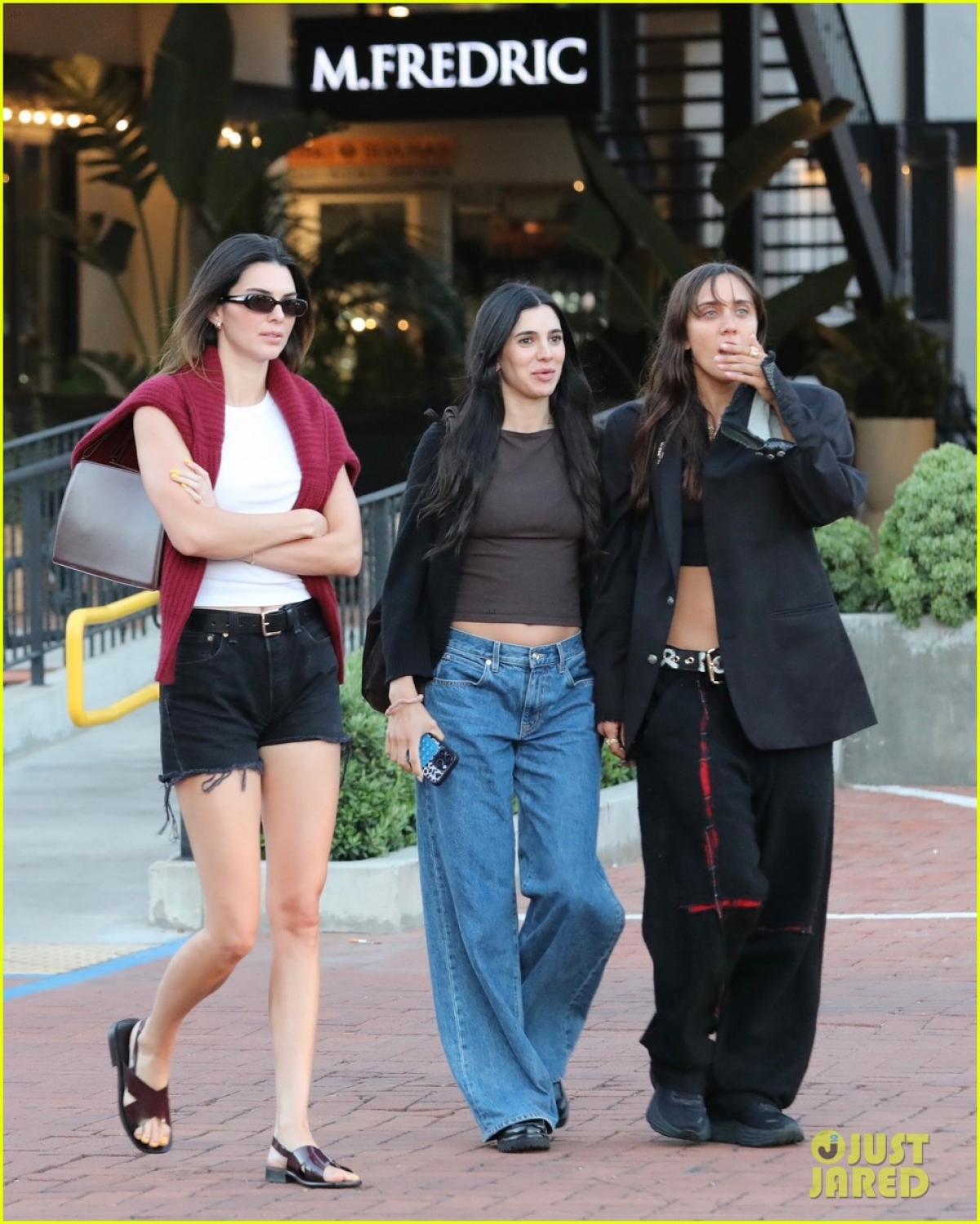 Kendall Jenner xinh đẹp đi mua sắm cùng bạn bè - Ảnh 2.