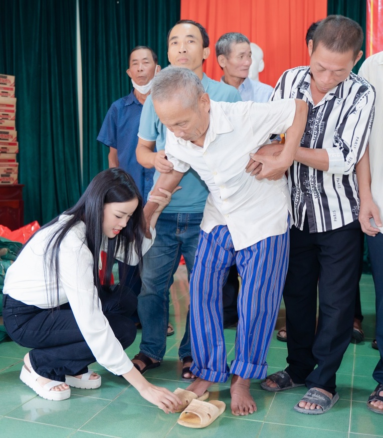 Á hậu Đào Hiền lộ diện tại Nghệ An, tiết lộ mục đích dùng tiền thưởng hậu đăng quang  - Ảnh 4.