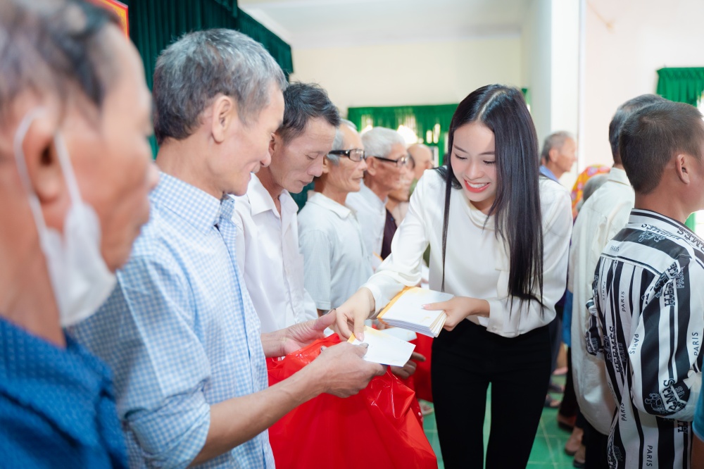 Á hậu Đào Hiền lộ diện tại Nghệ An, tiết lộ mục đích dùng tiền thưởng hậu đăng quang - Ảnh 6.