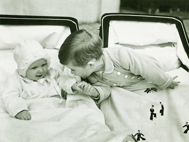 Bức ảnh Công chúa Anne gây sốt vào sinh nhật 73 tuổi - Ảnh 2.