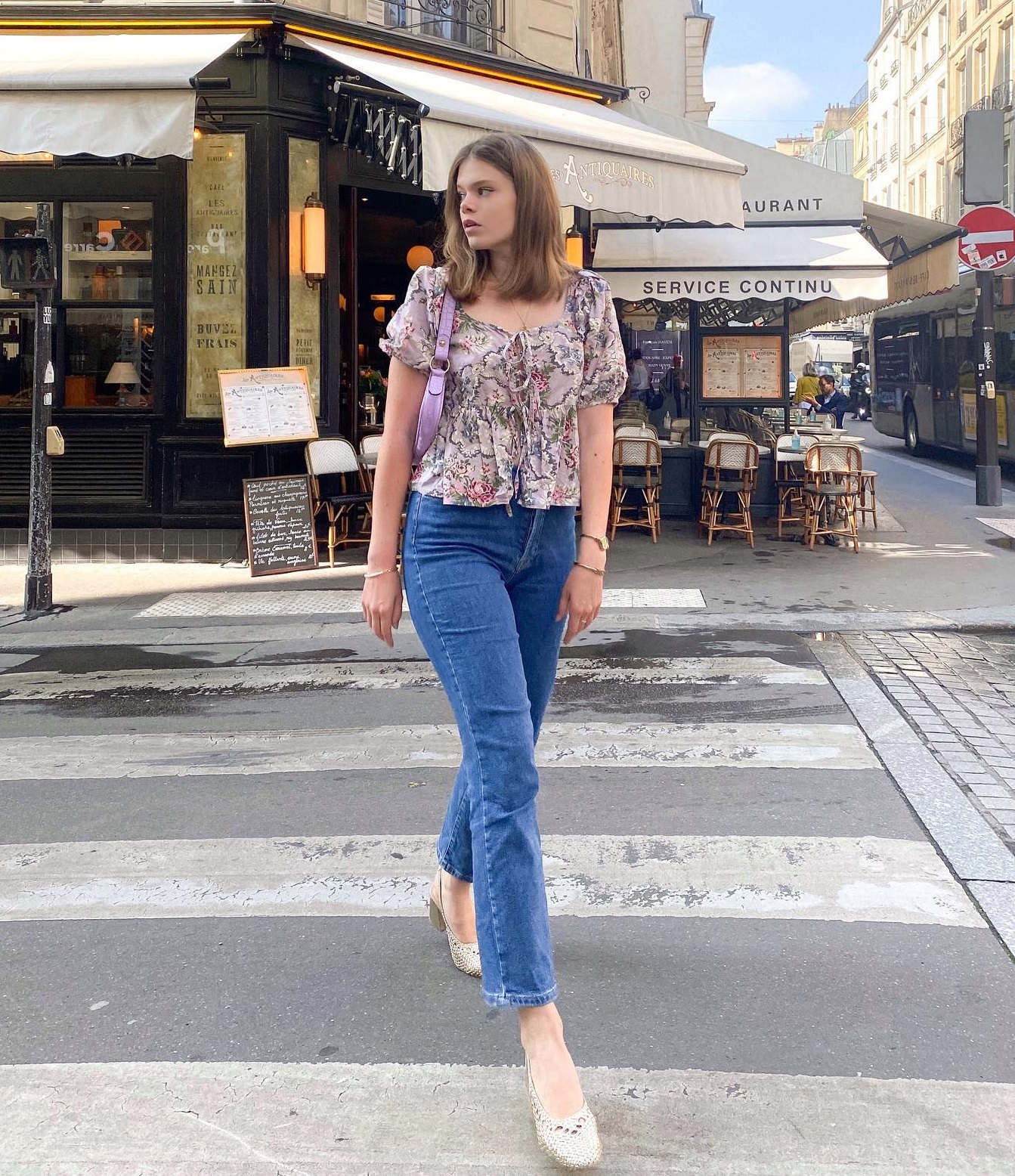 Phụ nữ Pháp diện quần jeans ống đứng theo 10 công thức thanh lịch - Ảnh 2.