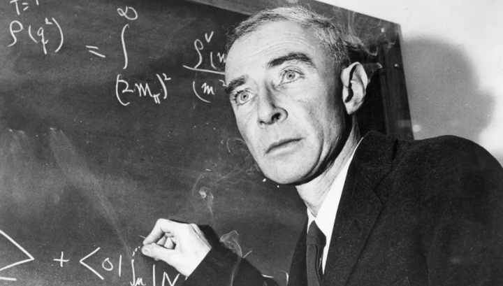 Oppenheimer - ‘Cha đẻ’ bom hạt nhân và những phát ngôn gây tranh cãi trong lịch sử - Ảnh 1.