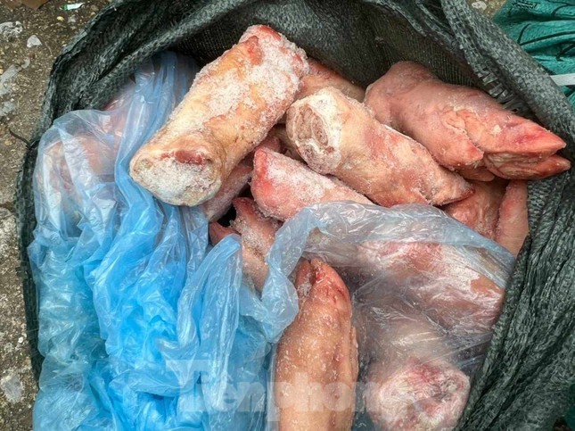 Bắt giữ trên 1,5 tấn móng giò lợn ôi thối, bốc mùi ở Lạng Sơn - Ảnh 2.