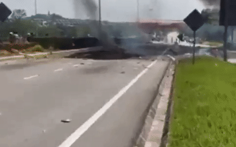 Máy bay Malaysia rơi và phát nổ giữa đường cao tốc, toàn bộ hành khách thiệt mạng
