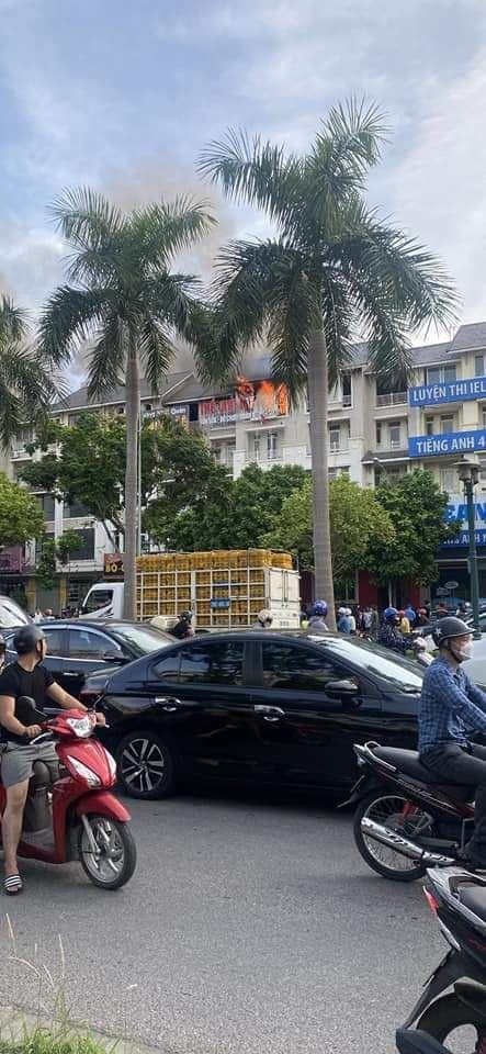Hà Nội: Cháy lớn tại cửa hàng quần áo trẻ sơ sinh - Ảnh 1.