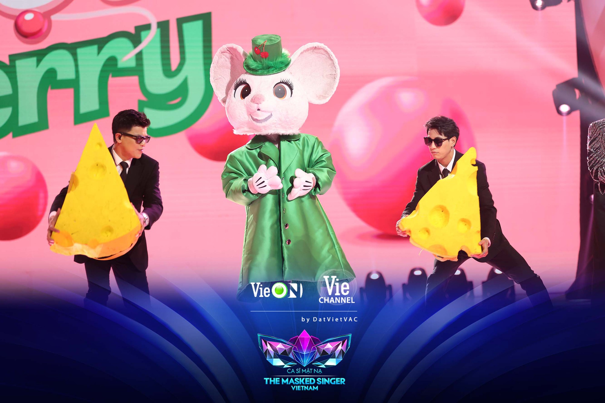 The Masked Singer Vietnam: Nội bộ Hội đồng Cố vấn lục đục trước loạt mascot độc lạ - Ảnh 3.