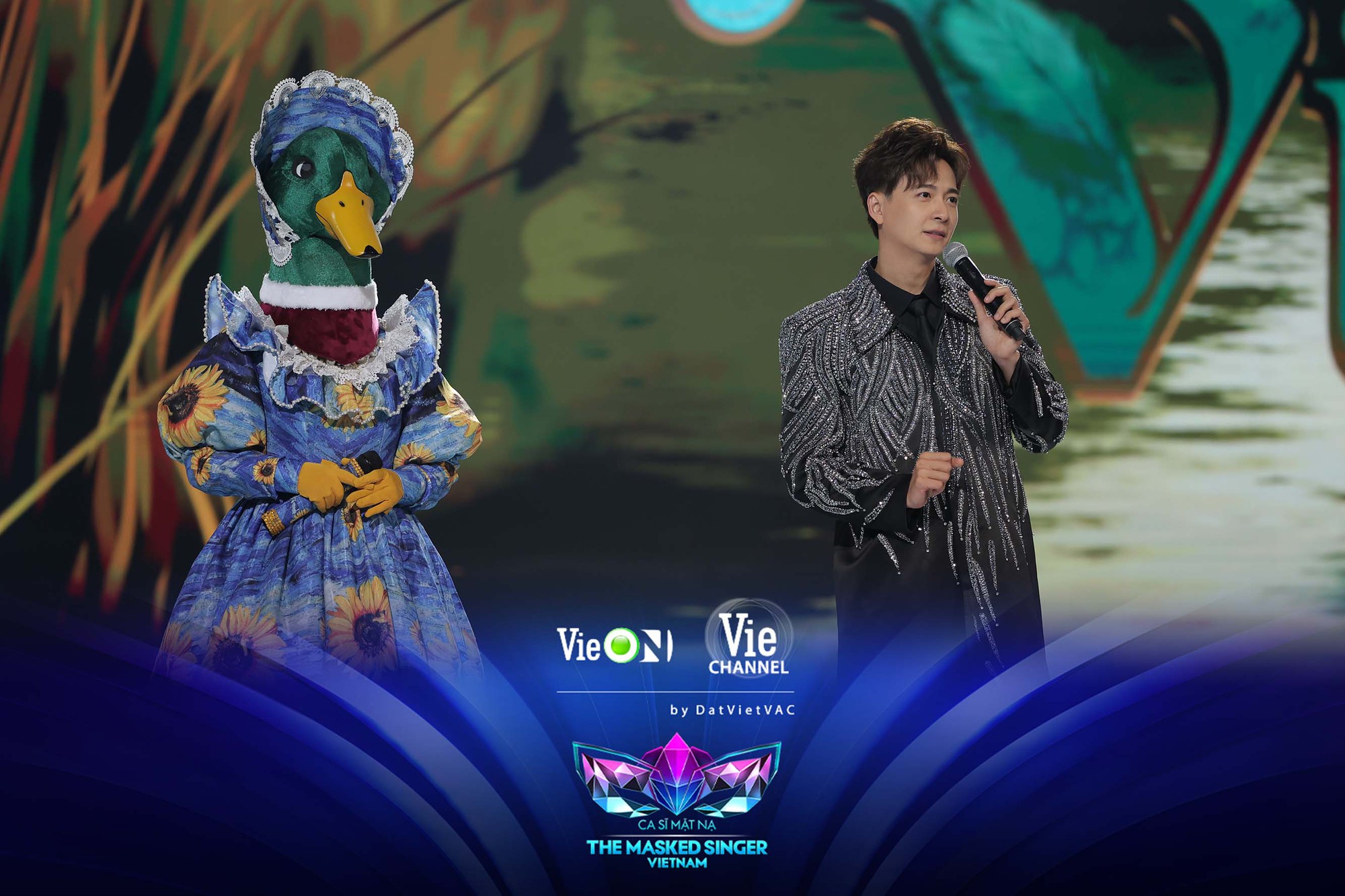 The Masked Singer Vietnam: Nội bộ Hội đồng Cố vấn lục đục trước loạt mascot độc lạ - Ảnh 4.