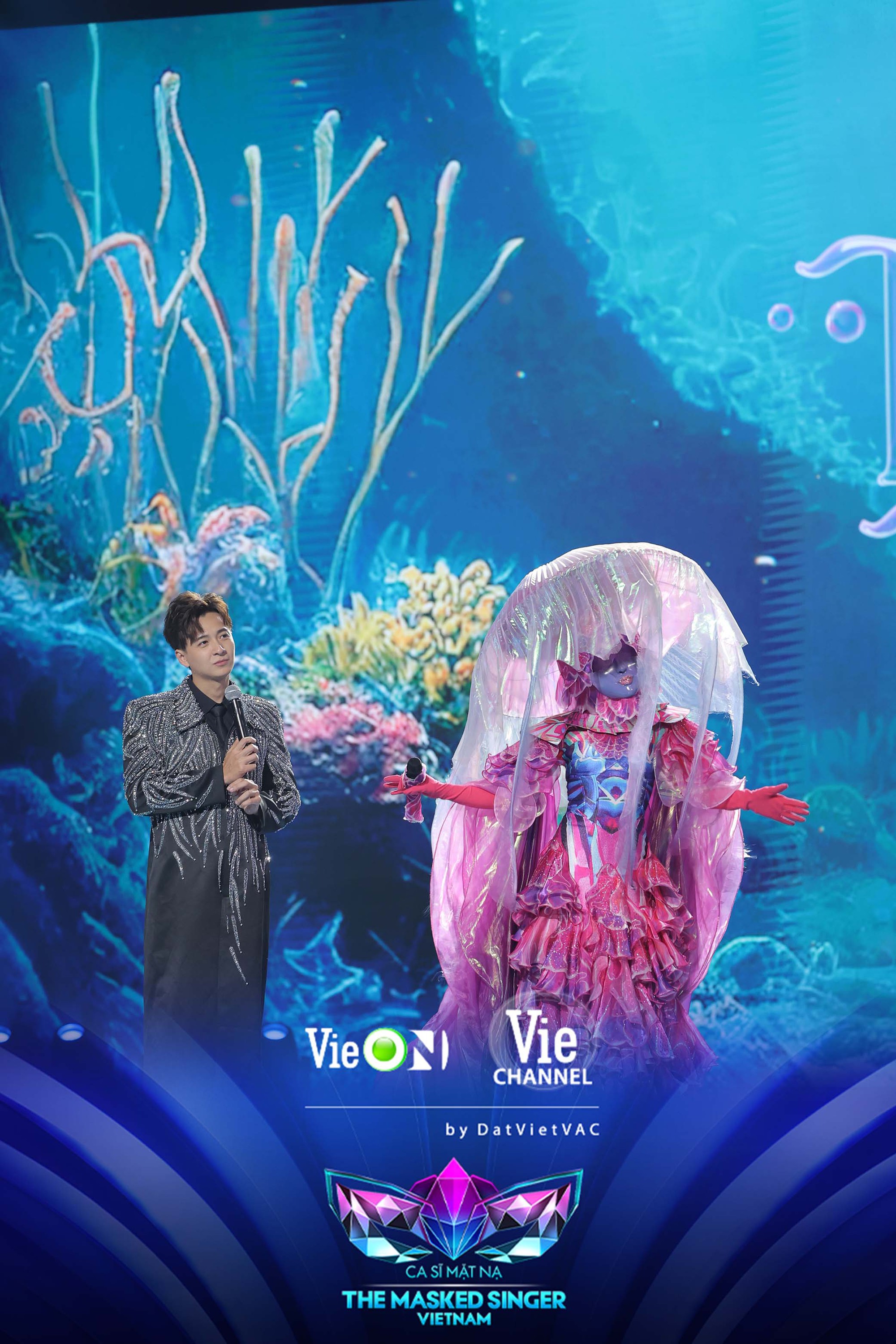 The Masked Singer Vietnam: Nội bộ Hội đồng Cố vấn lục đục trước loạt mascot độc lạ - Ảnh 6.