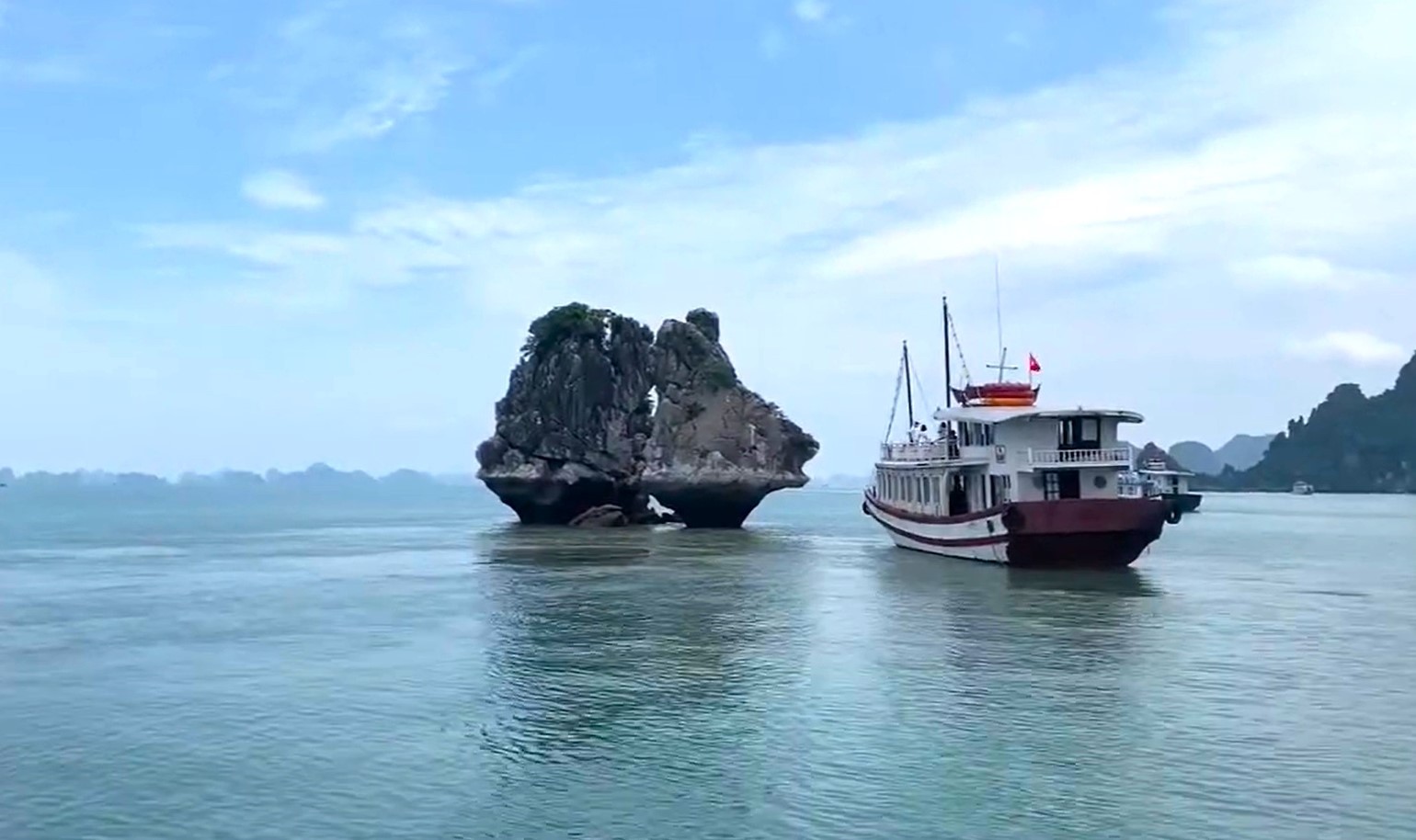 Biểu tượng hòn Trống Mái ở vịnh Hạ Long trước nguy cơ đổ sập - Ảnh 7. Biểu tượng hòn Trống Mái ở vịnh Hạ Long trước nguy cơ đổ sập - Ảnh 7.