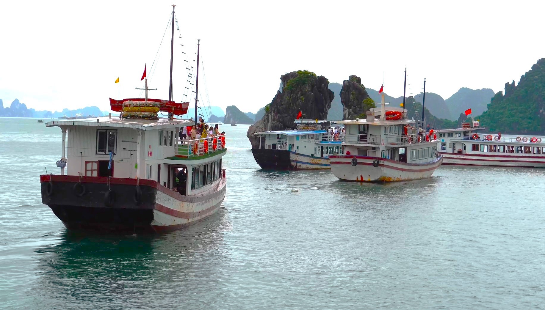 Biểu tượng hòn Trống Mái ở vịnh Hạ Long trước nguy cơ đổ sập - Ảnh 8. Biểu tượng hòn Trống Mái ở vịnh Hạ Long trước nguy cơ đổ sập - Ảnh 8.