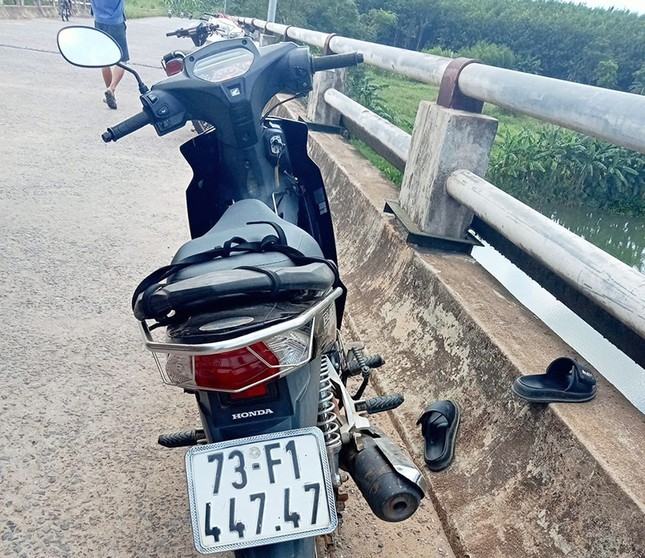 Một phụ nữ trẻ ở Quảng Bình để lại xe máy nhảy cầu tự tử - Ảnh 1.