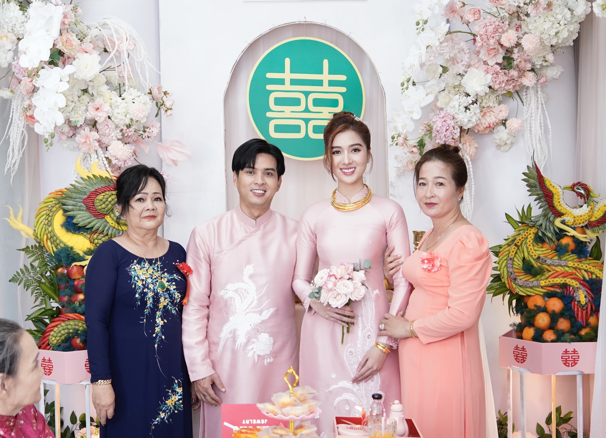 Hồ Quang Hiếu tổ chức đám hỏi, nhan sắc cô dâu gây chú ý - Ảnh 2. Hồ Quang Hiếu tổ chức đám hỏi, nhan sắc cô dâu gây chú ý - Ảnh 2.