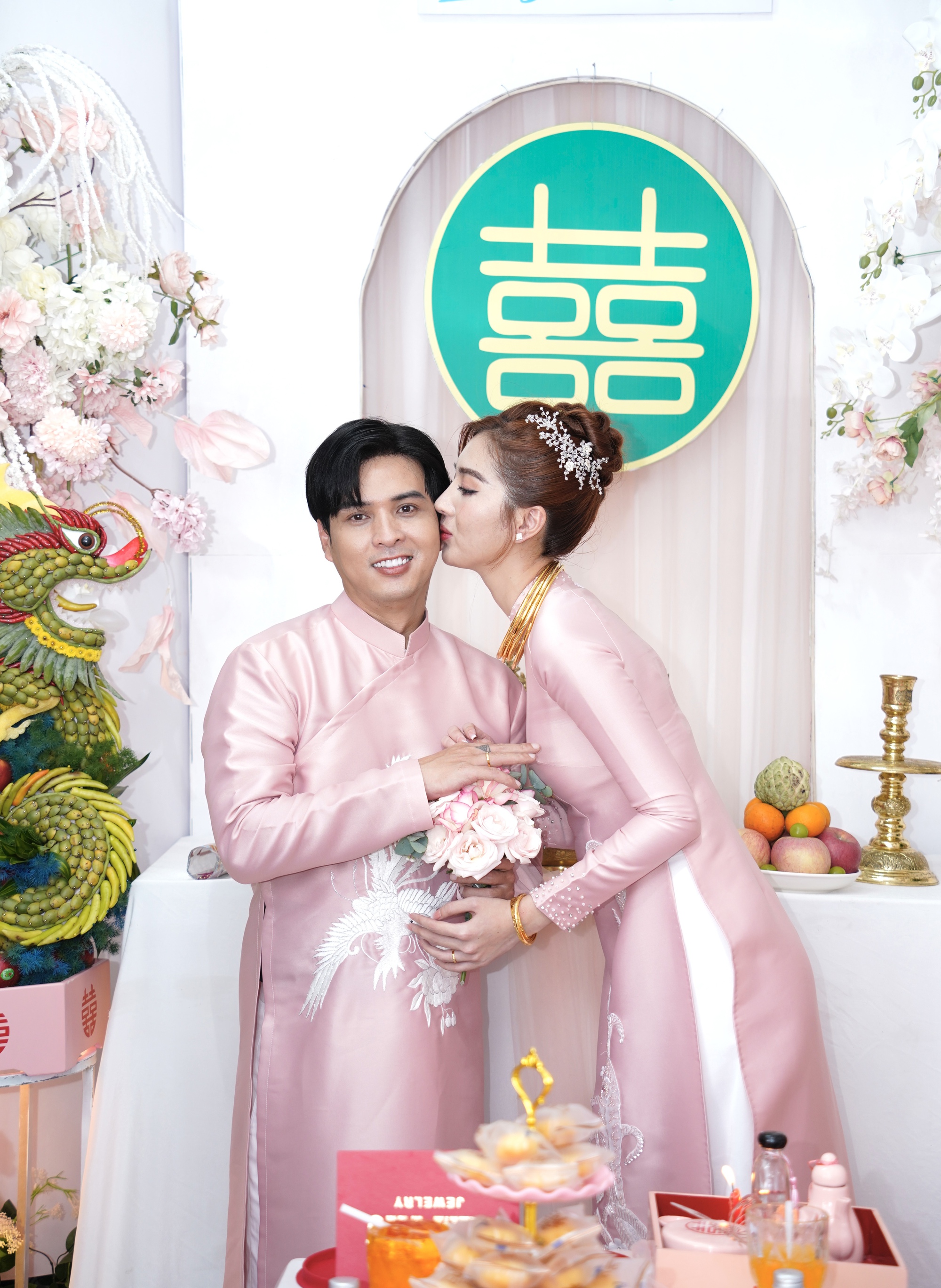 Hồ Quang Hiếu tổ chức đám hỏi, nhan sắc cô dâu gây chú ý - Ảnh 1. Hồ Quang Hiếu tổ chức đám hỏi, nhan sắc cô dâu gây chú ý - Ảnh 1.