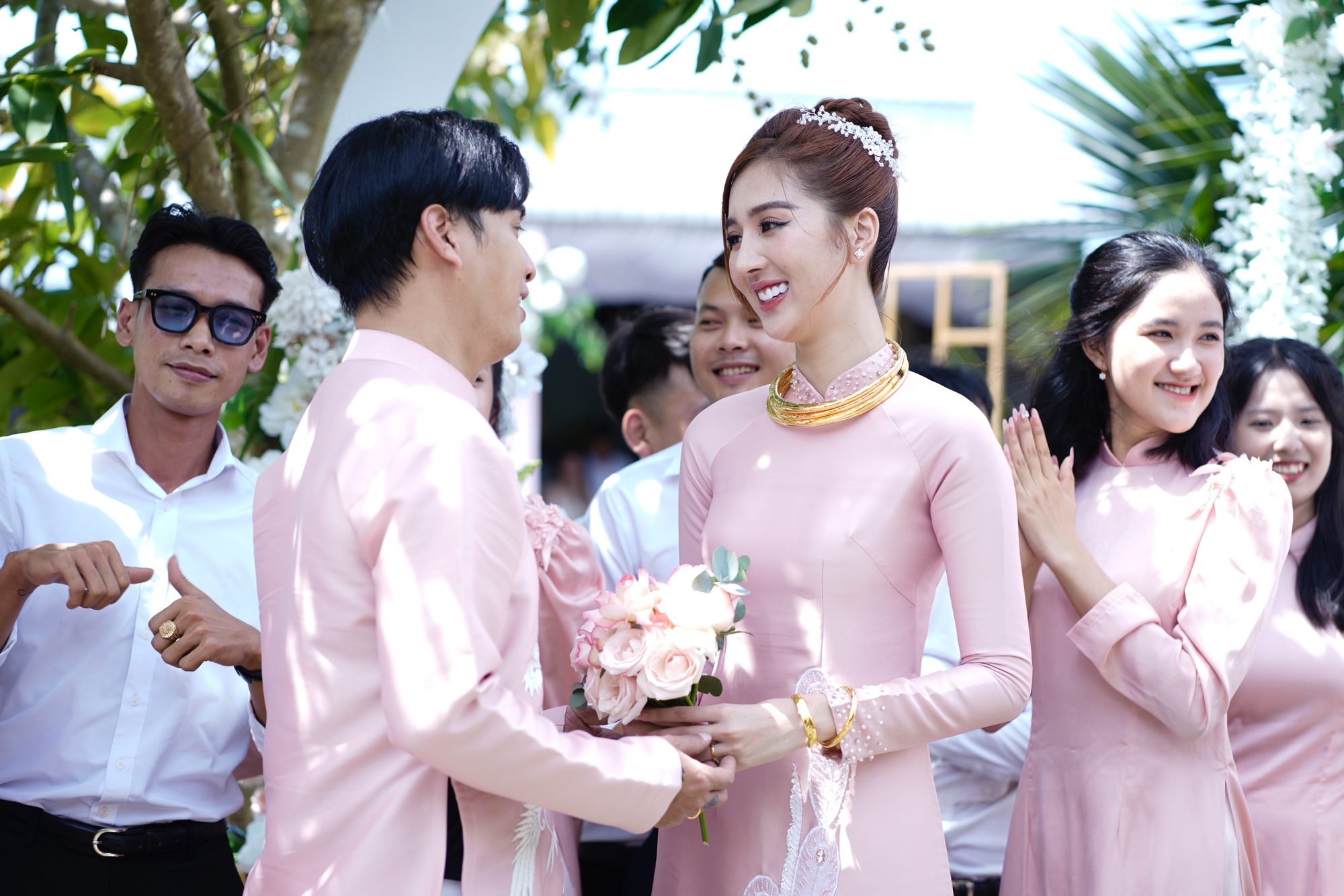 Hồ Quang Hiếu tổ chức đám hỏi, nhan sắc cô dâu gây chú ý - Ảnh 3. Hồ Quang Hiếu tổ chức đám hỏi, nhan sắc cô dâu gây chú ý - Ảnh 3.