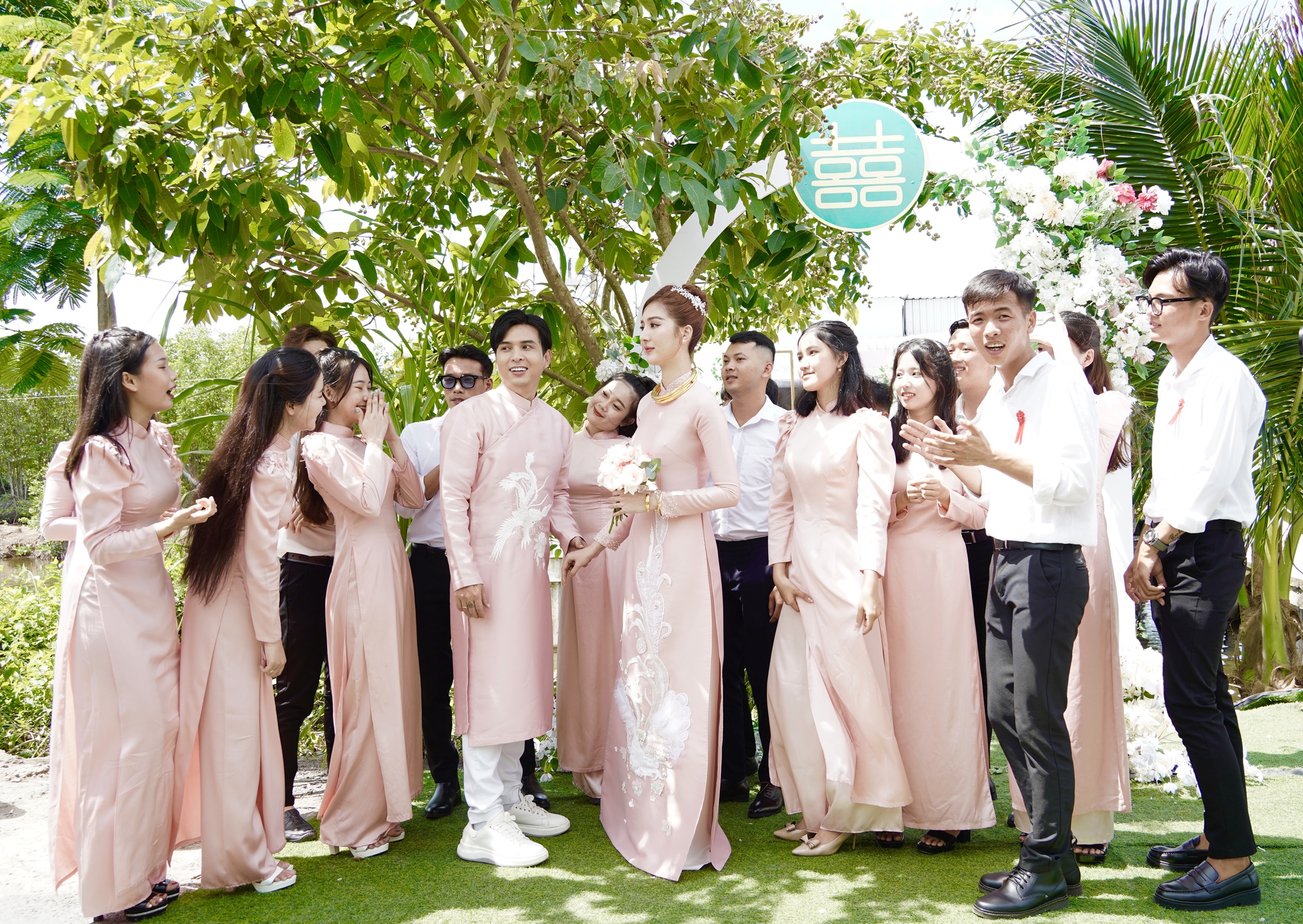 Hồ Quang Hiếu tổ chức đám hỏi, nhan sắc cô dâu gây chú ý - Ảnh 5. Hồ Quang Hiếu tổ chức đám hỏi, nhan sắc cô dâu gây chú ý - Ảnh 5.