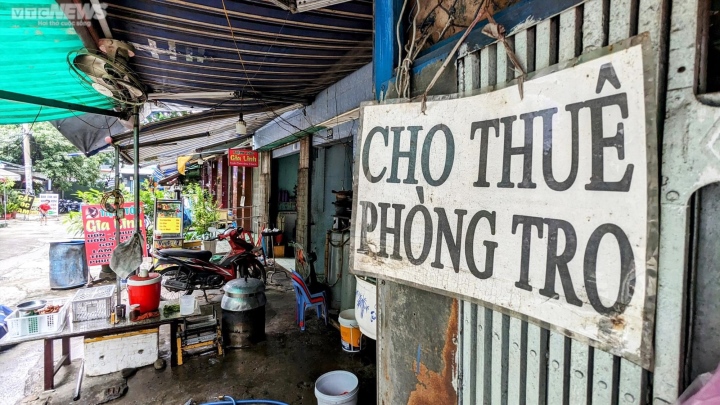 Thủ phủ phòng trọ ở TP.HCM vắng vẻ, biển cho thuê phòng bạc màu thời gian - Ảnh 1.