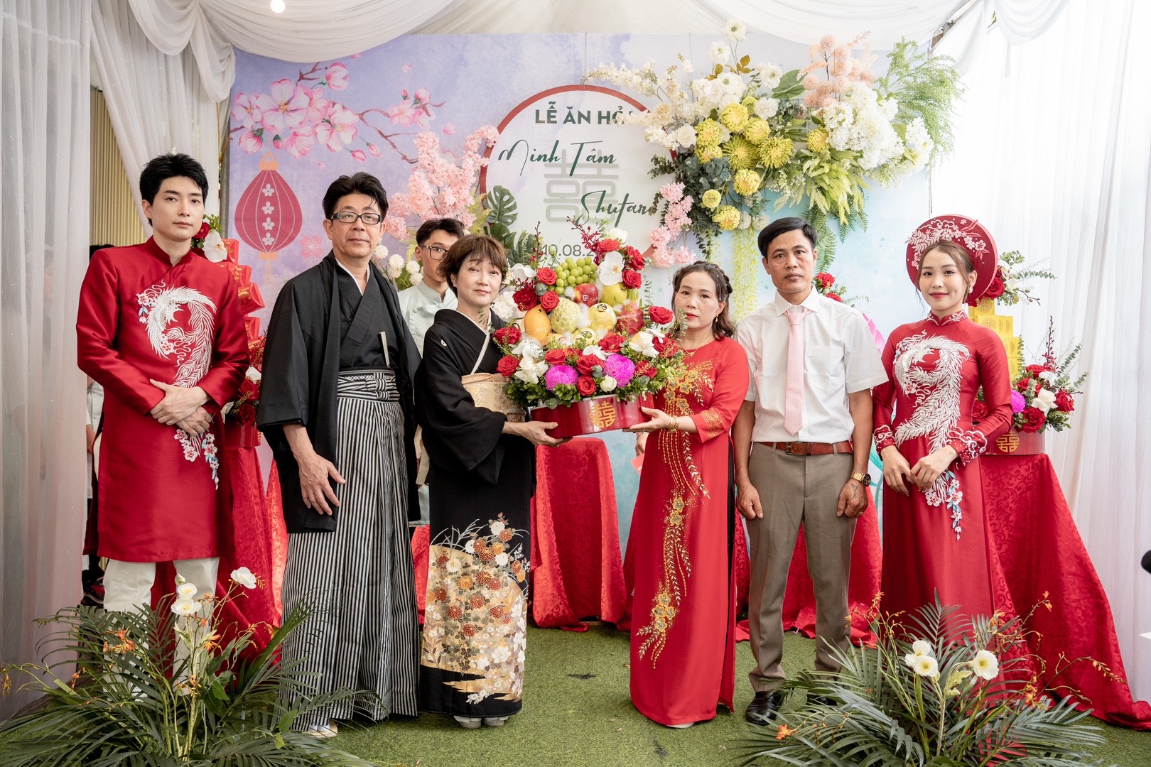 Đám cưới cặp đôi Việt - Nhật: Nhà chồng &quot;quẩy&quot; cực sung, chú rể đẹp trai như tài tử - Ảnh 5.