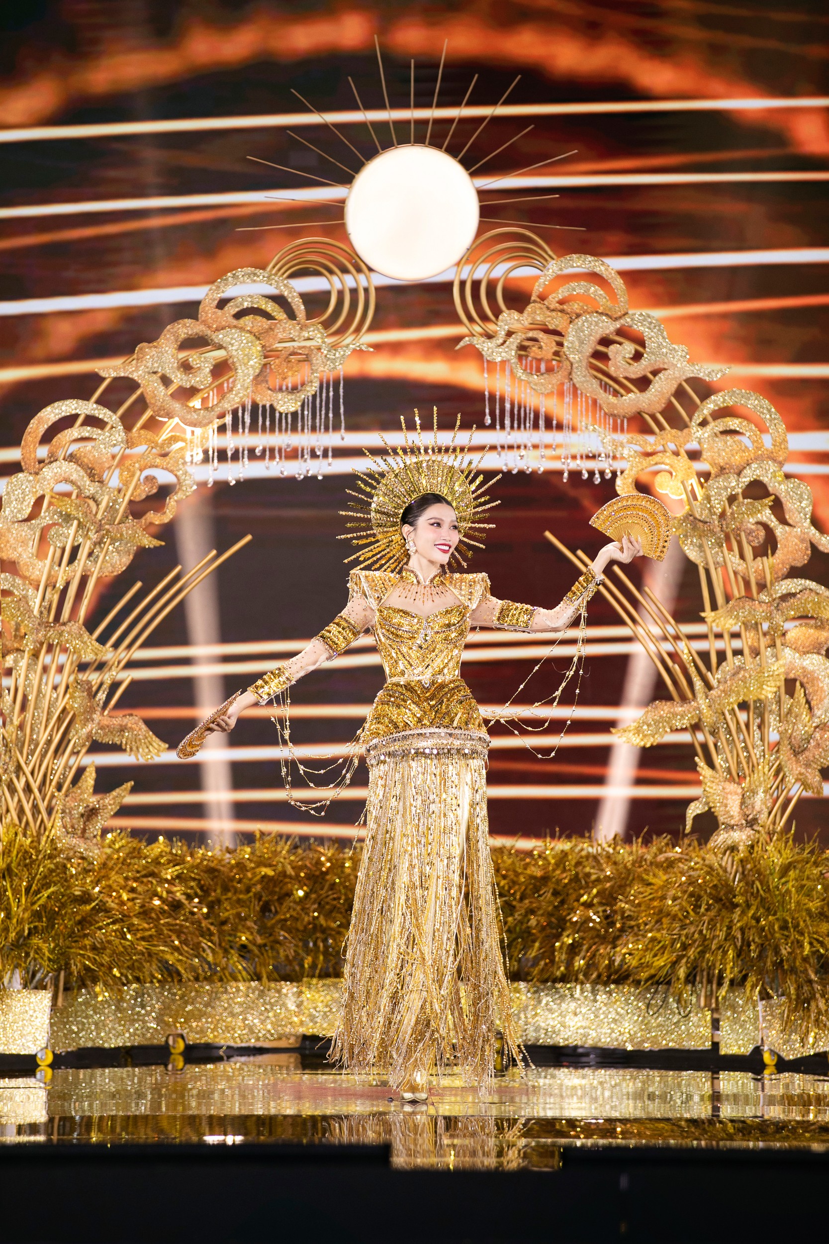 Dàn Hoa, Á hậu diễn trang phục dân tộc tại Hoa hậu Hòa bình Việt Nam - Ảnh 9.