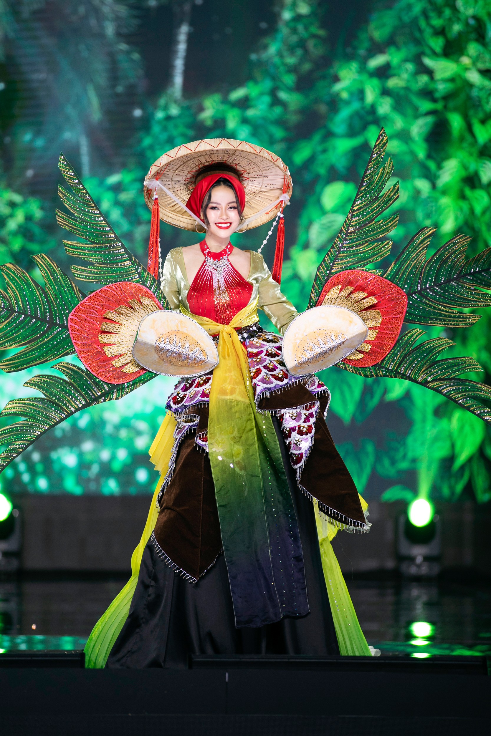 Dàn Hoa, Á hậu diễn trang phục dân tộc tại Hoa hậu Hòa bình Việt Nam - Ảnh 10.