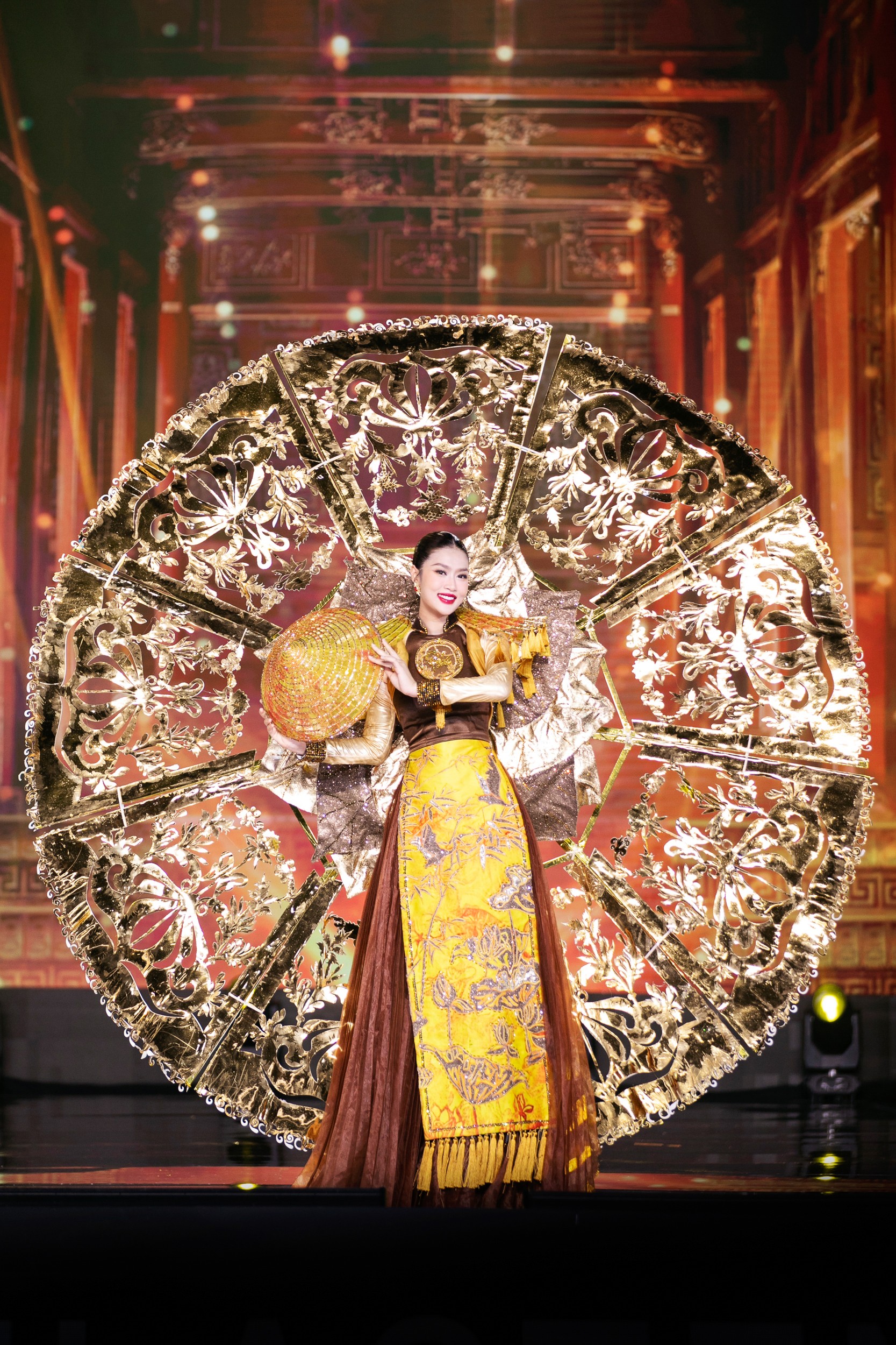 Dàn Hoa, Á hậu diễn trang phục dân tộc tại Hoa hậu Hòa bình Việt Nam - Ảnh 1.