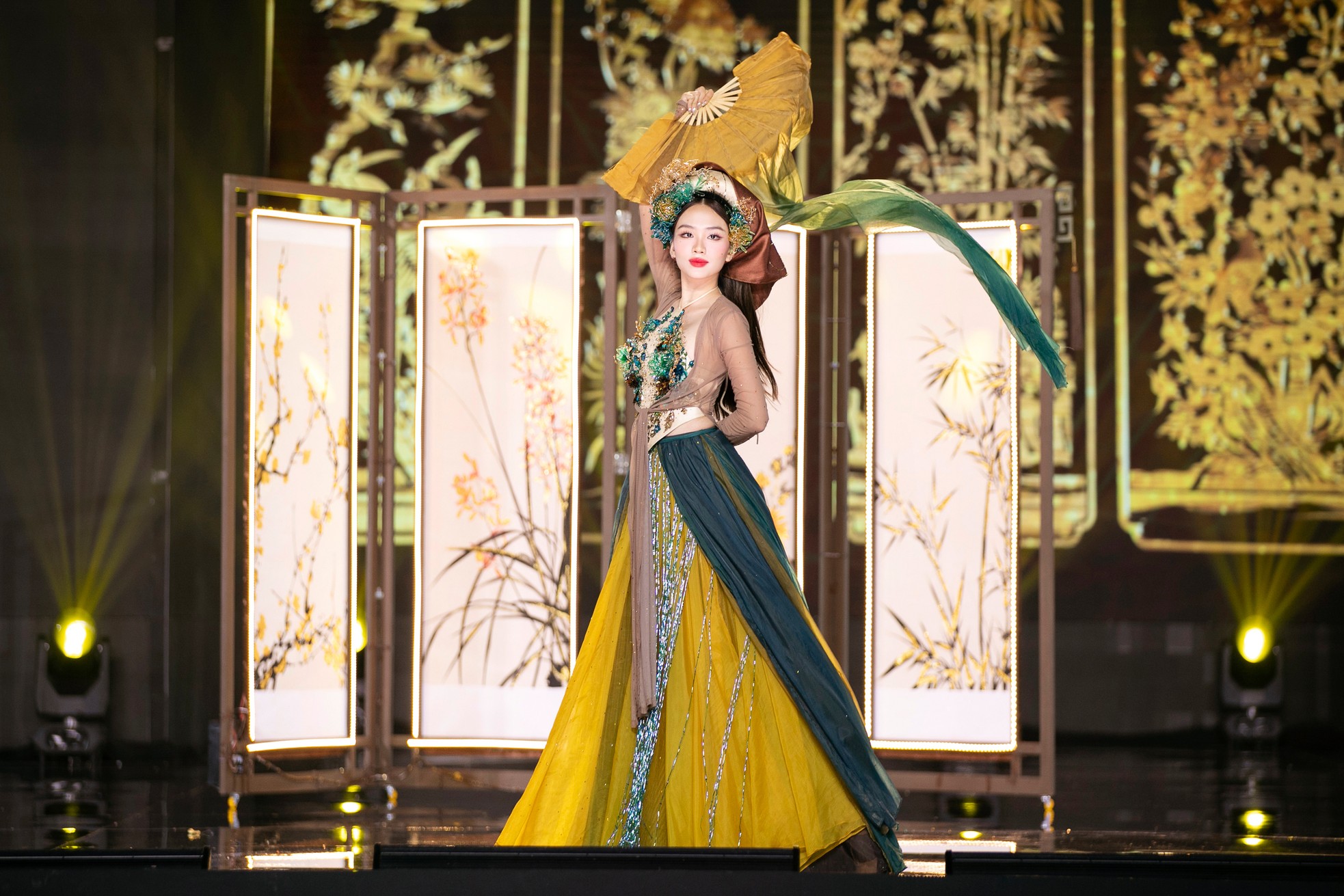 Dàn Hoa, Á hậu diễn trang phục dân tộc tại Hoa hậu Hòa bình Việt Nam - Ảnh 4.