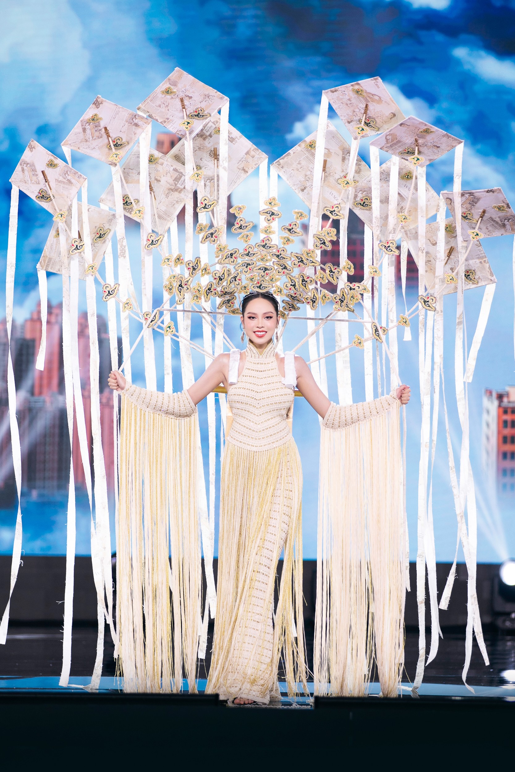 Dàn Hoa, Á hậu diễn trang phục dân tộc tại Hoa hậu Hòa bình Việt Nam - Ảnh 3.