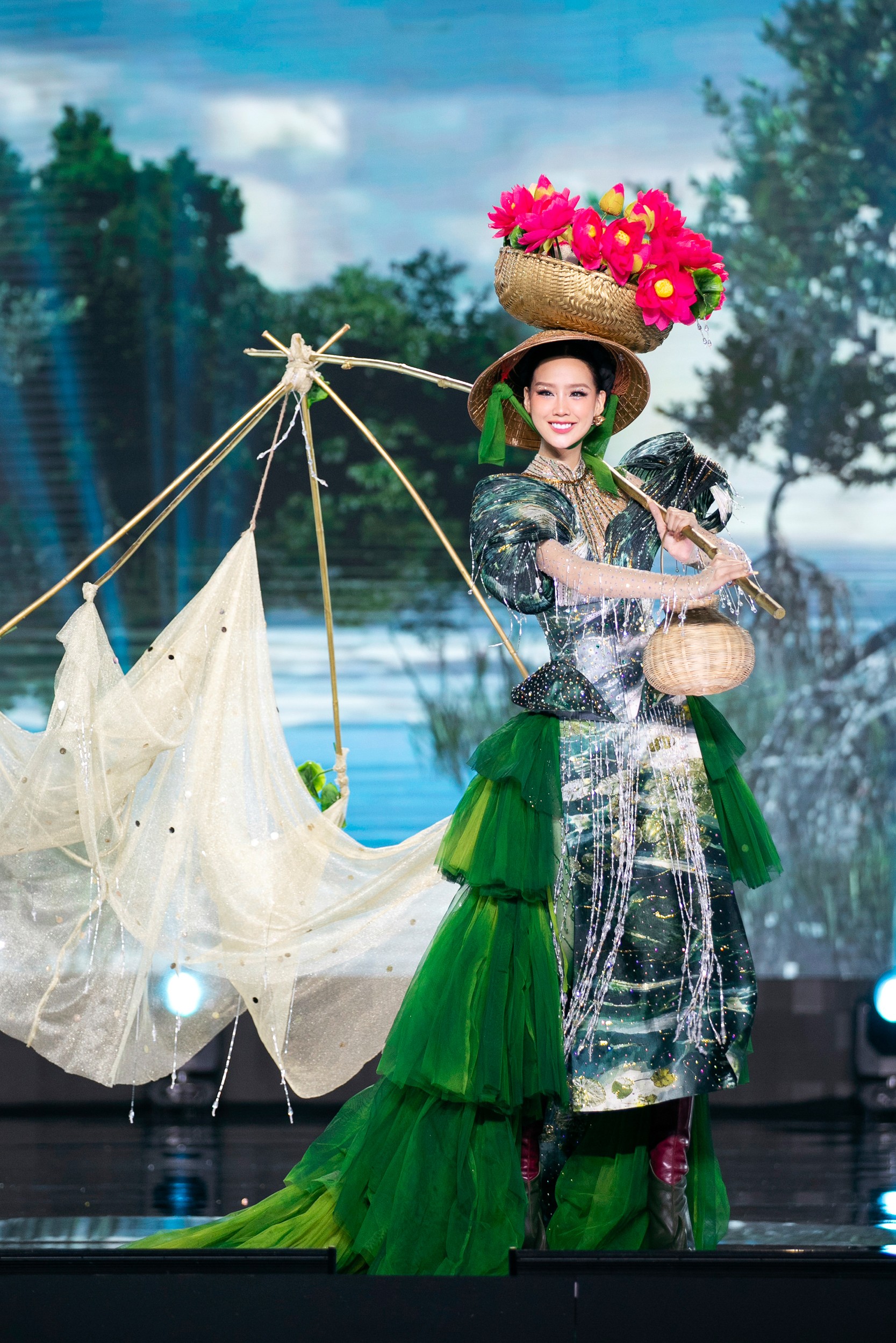 Dàn Hoa, Á hậu diễn trang phục dân tộc tại Hoa hậu Hòa bình Việt Nam - Ảnh 5.