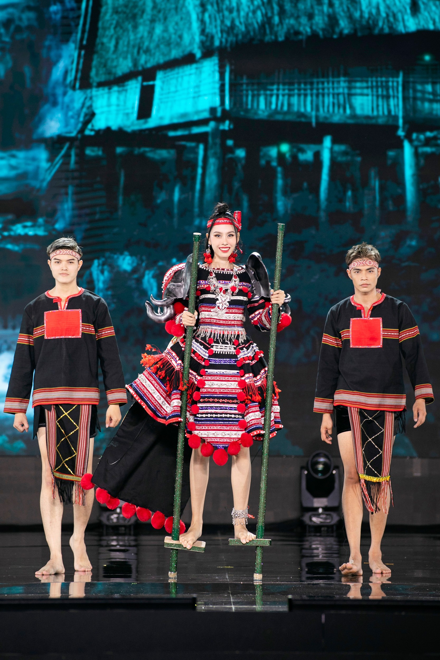 Dàn Hoa, Á hậu diễn trang phục dân tộc tại Hoa hậu Hòa bình Việt Nam - Ảnh 11.