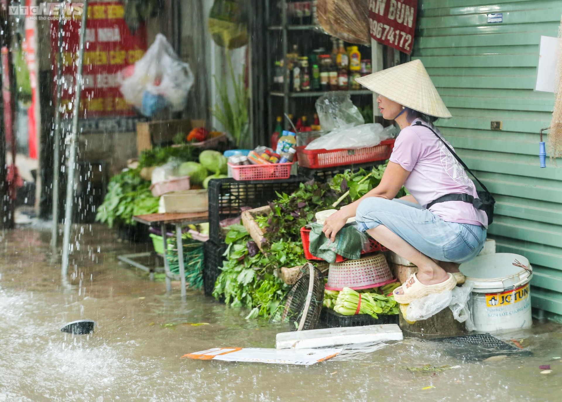 Mưa trắng trời nhiều giờ đồng hồ, đường phố Hà Nội ngập sâu, xe chết máy la liệt - Ảnh 3.