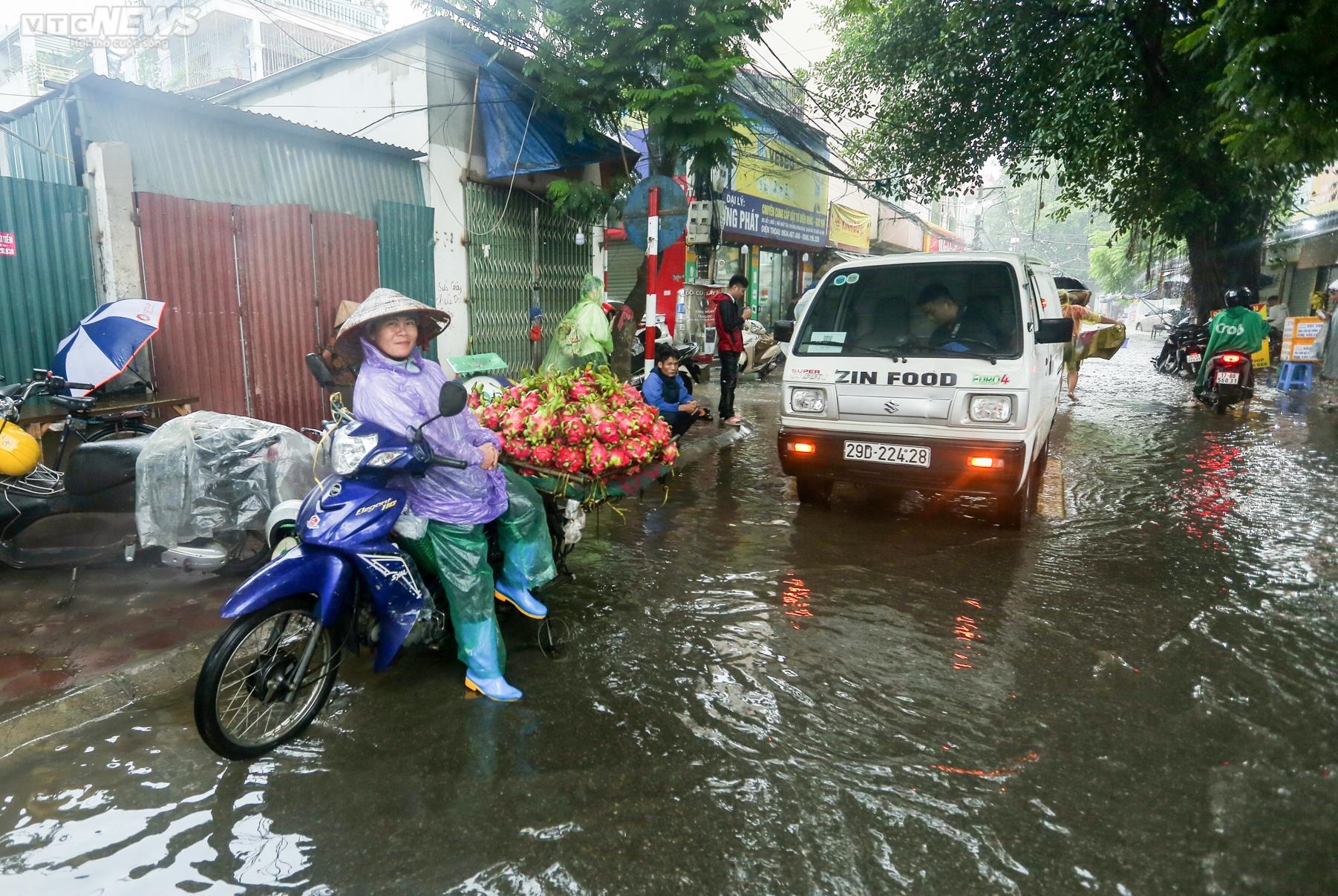 Mưa trắng trời nhiều giờ đồng hồ, đường phố Hà Nội ngập sâu, xe chết máy la liệt - Ảnh 10.