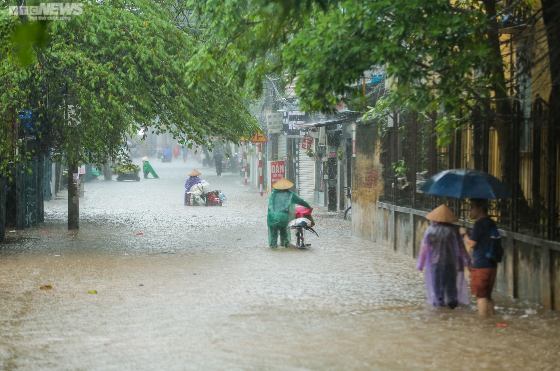 Mưa trắng trời nhiều giờ đồng hồ, đường phố Hà Nội ngập sâu, xe chết máy la liệt - Ảnh 15.
