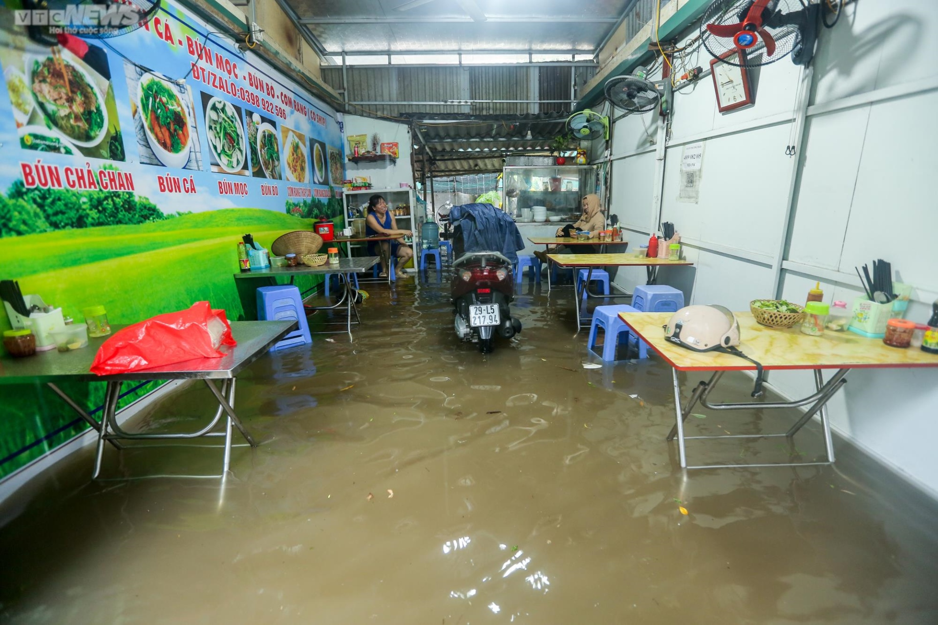 Mưa trắng trời nhiều giờ đồng hồ, đường phố Hà Nội ngập sâu, xe chết máy la liệt - Ảnh 4.