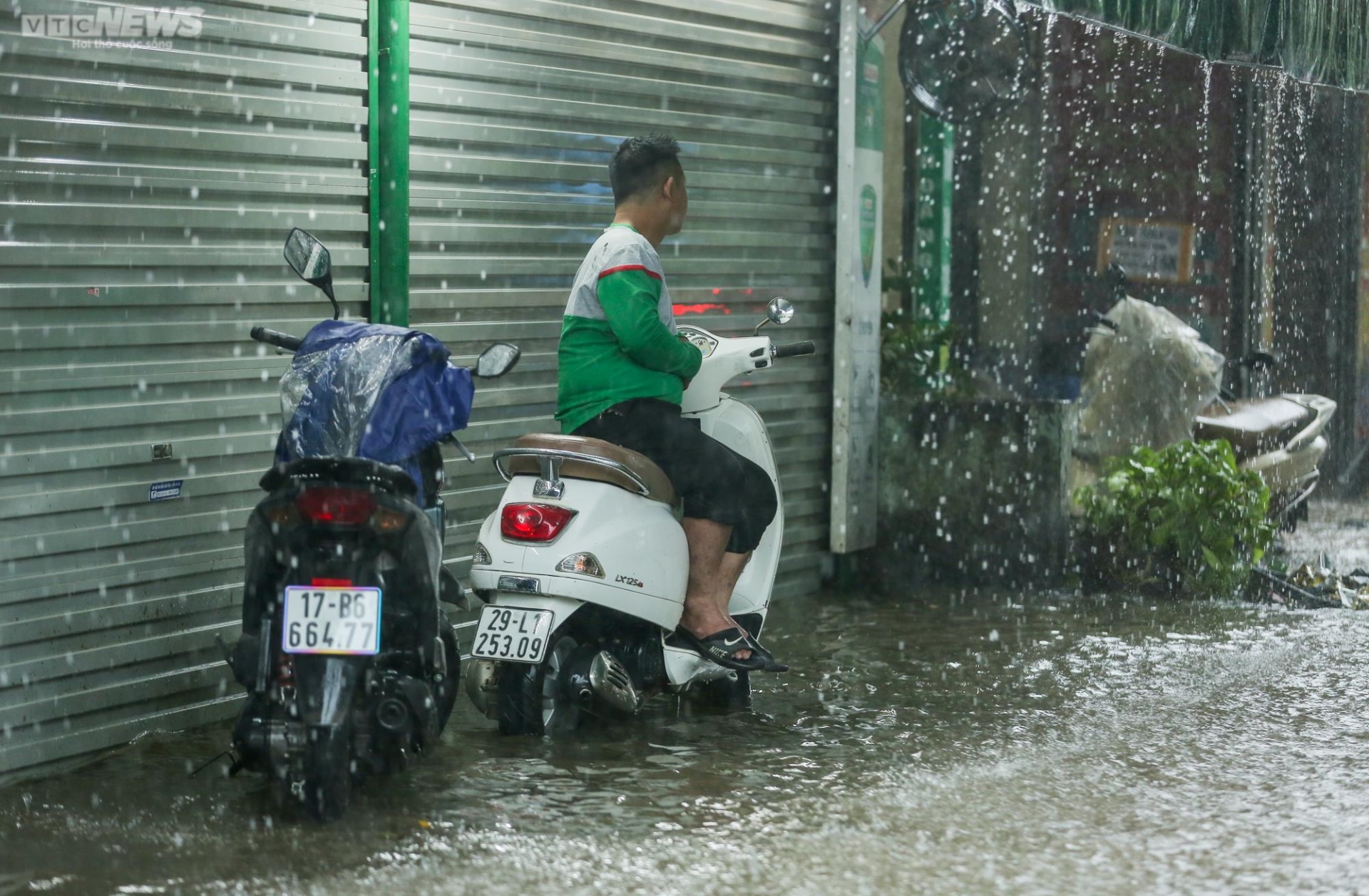 Mưa trắng trời nhiều giờ đồng hồ, đường phố Hà Nội ngập sâu, xe chết máy la liệt - Ảnh 9.