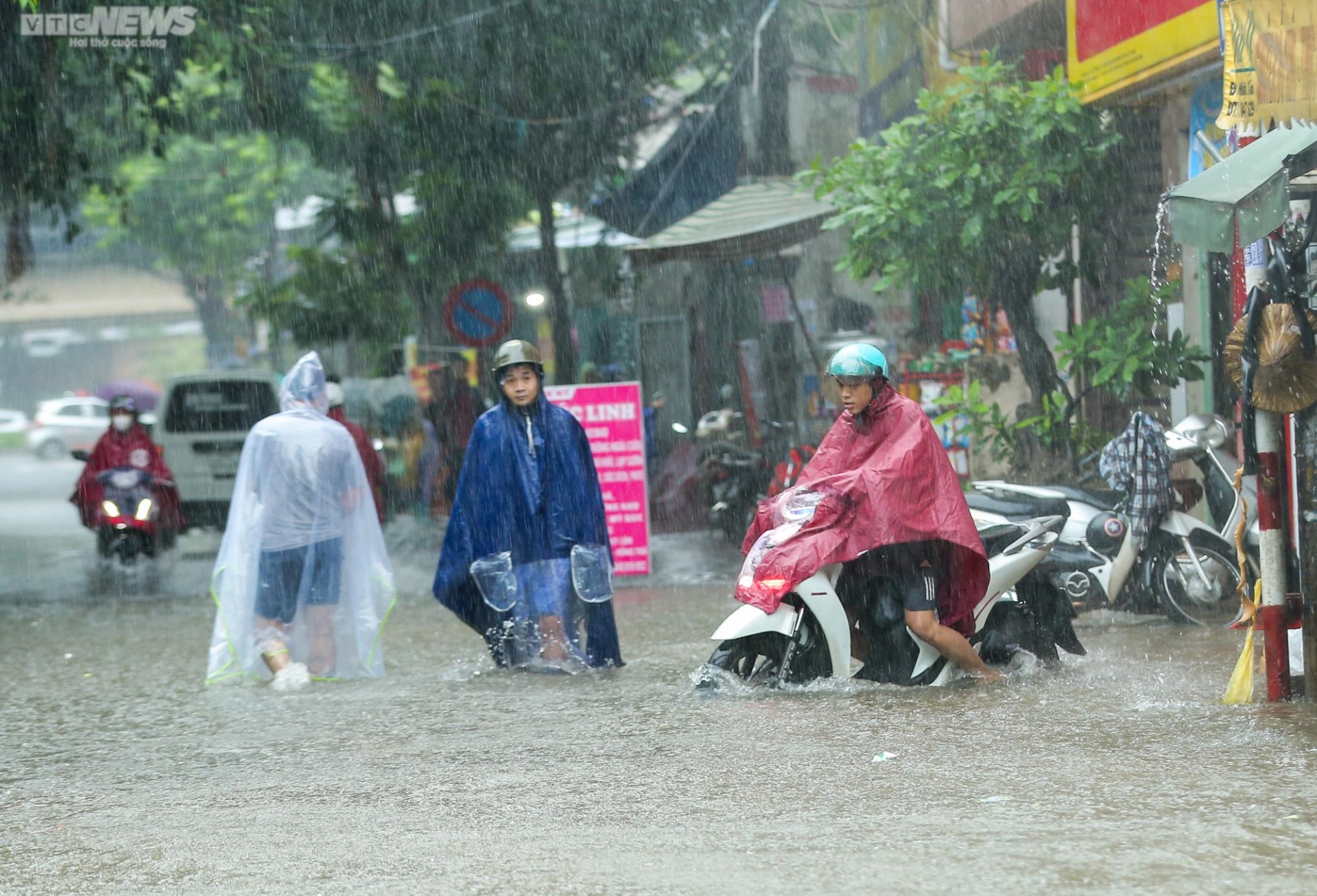 Mưa trắng trời nhiều giờ đồng hồ, đường phố Hà Nội ngập sâu, xe chết máy la liệt - Ảnh 8.