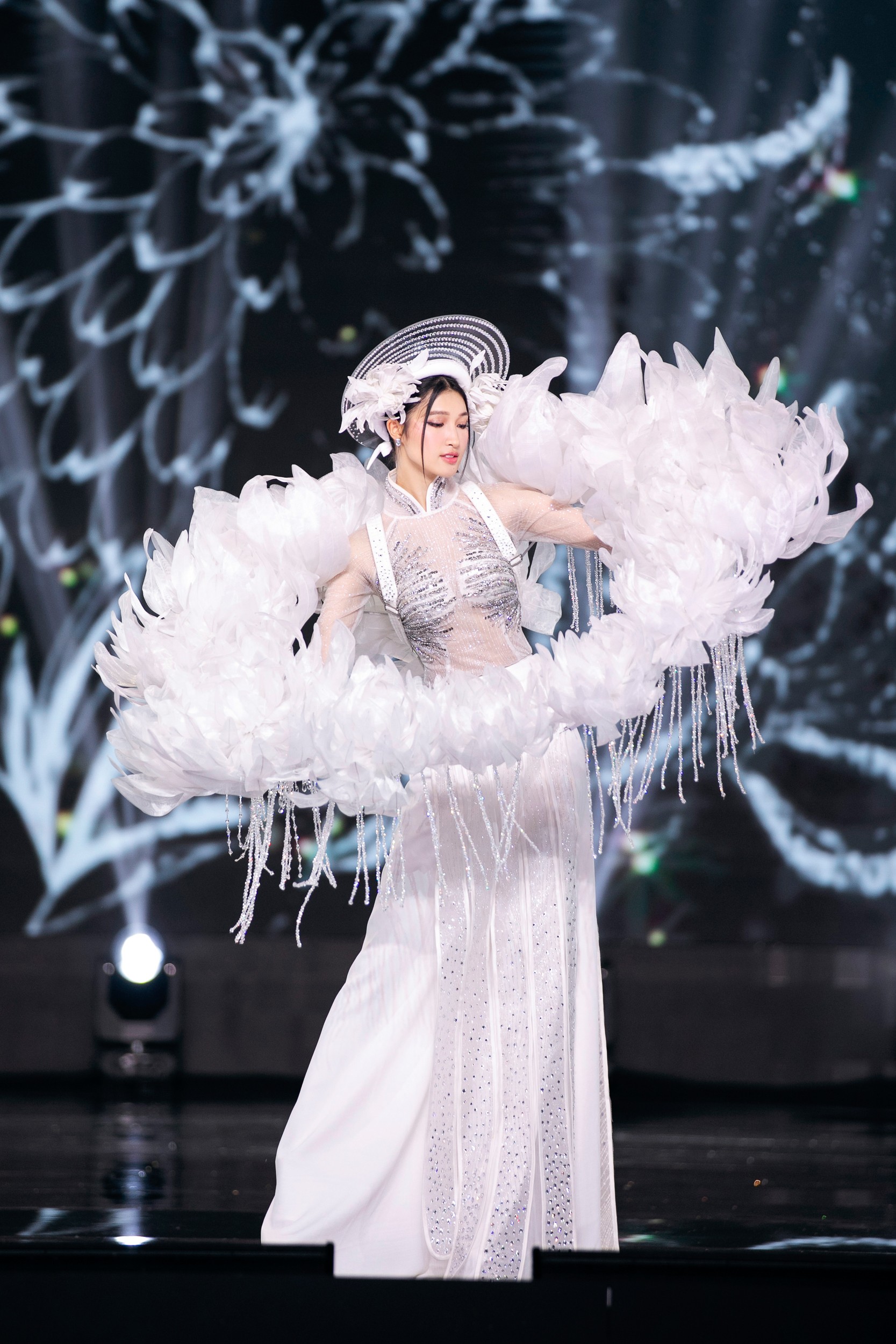 Dàn Hoa, Á hậu diễn trang phục dân tộc tại Hoa hậu Hòa bình Việt Nam - Ảnh 8.