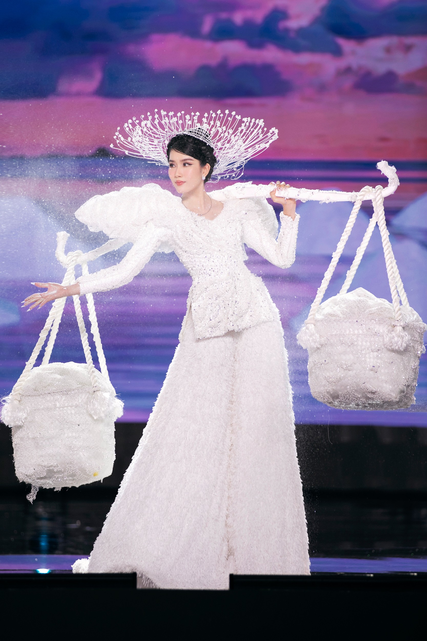 Dàn Hoa, Á hậu diễn trang phục dân tộc tại Hoa hậu Hòa bình Việt Nam - Ảnh 7.