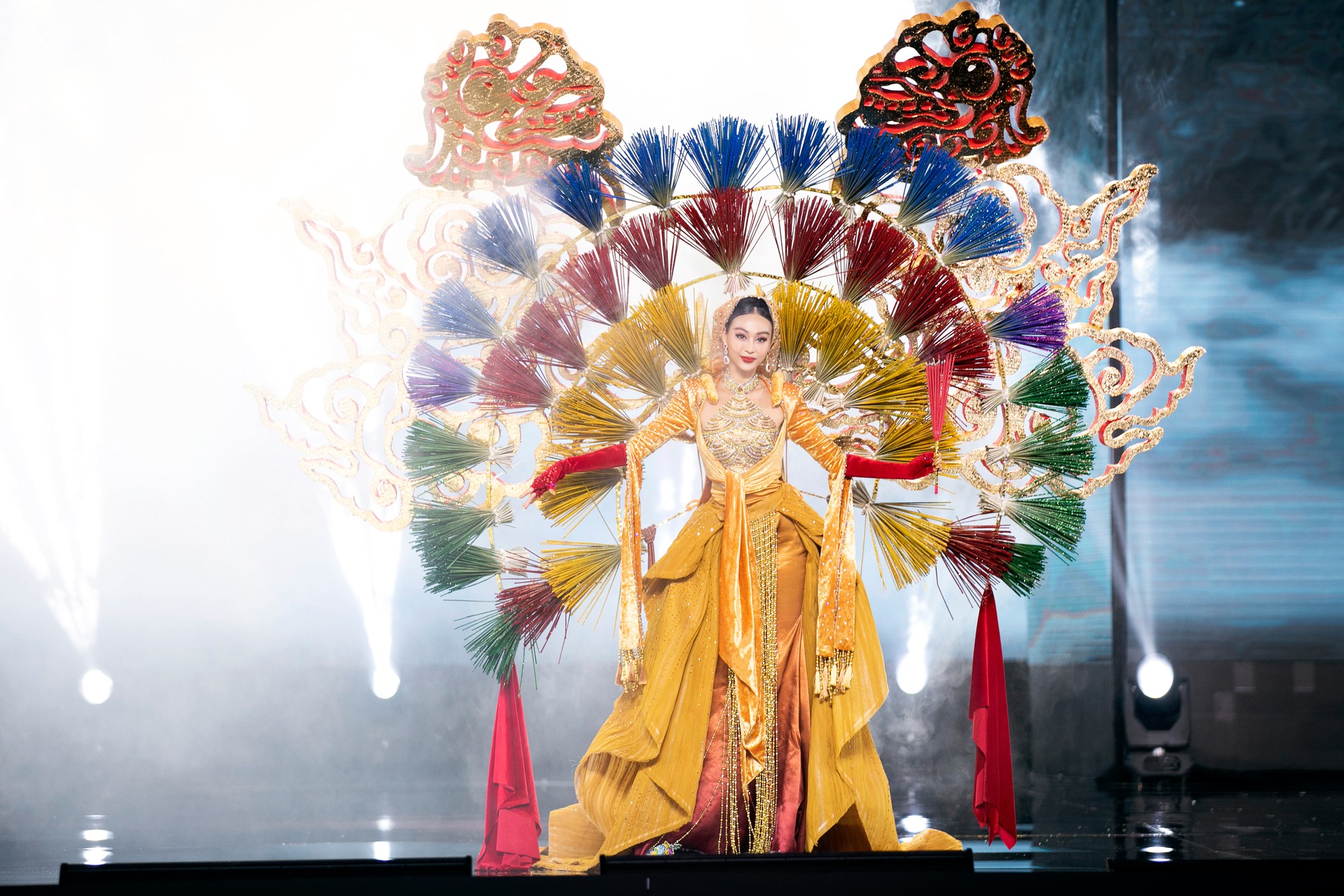 Dàn Hoa, Á hậu diễn trang phục dân tộc tại Hoa hậu Hòa bình Việt Nam - Ảnh 13.
