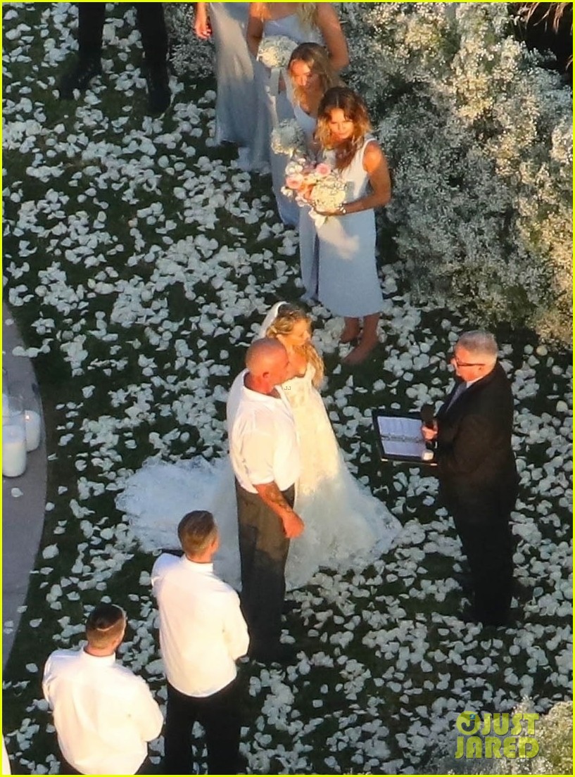 Miley Cyrus làm phù dâu trong hôn lễ của mẹ - Ảnh 2.