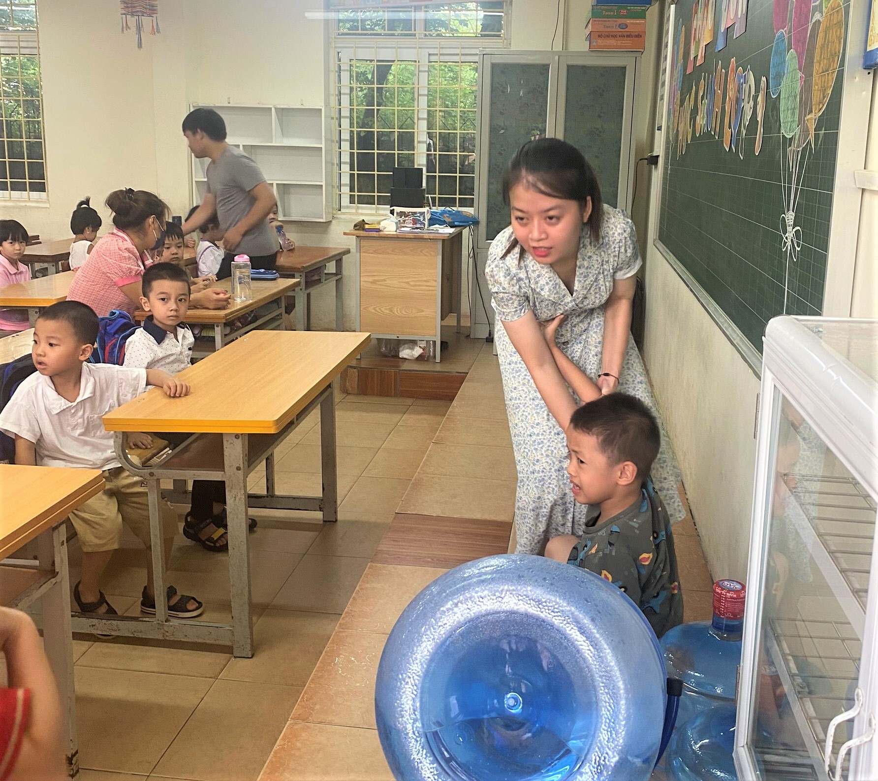 Học sinh Hà Nội tựu trường, có em khóc nức nở trước cửa lớp - Ảnh 5.