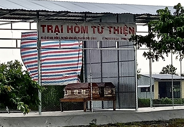 Mang quan tài vào công trình xây trái phép rồi treo bảng 'trại hòm từ thiện' - Ảnh 1.