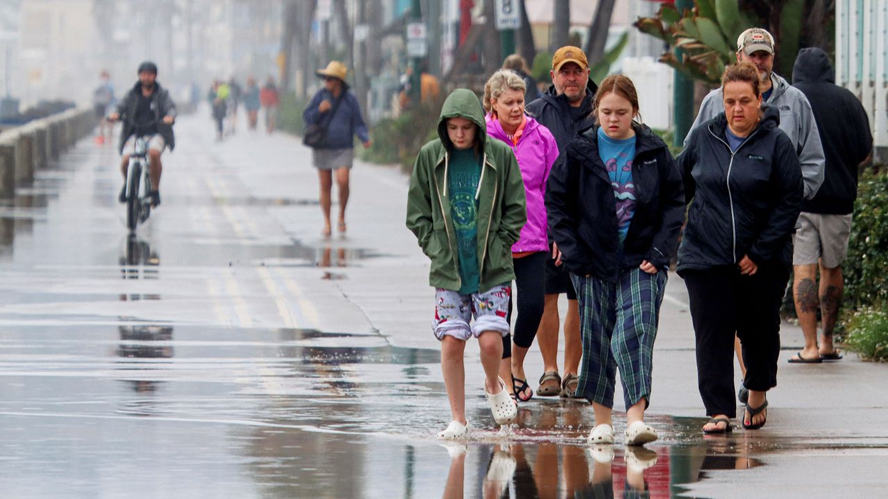 Bão nguy hiểm áp sát, người dân California nín thở - Ảnh 1.