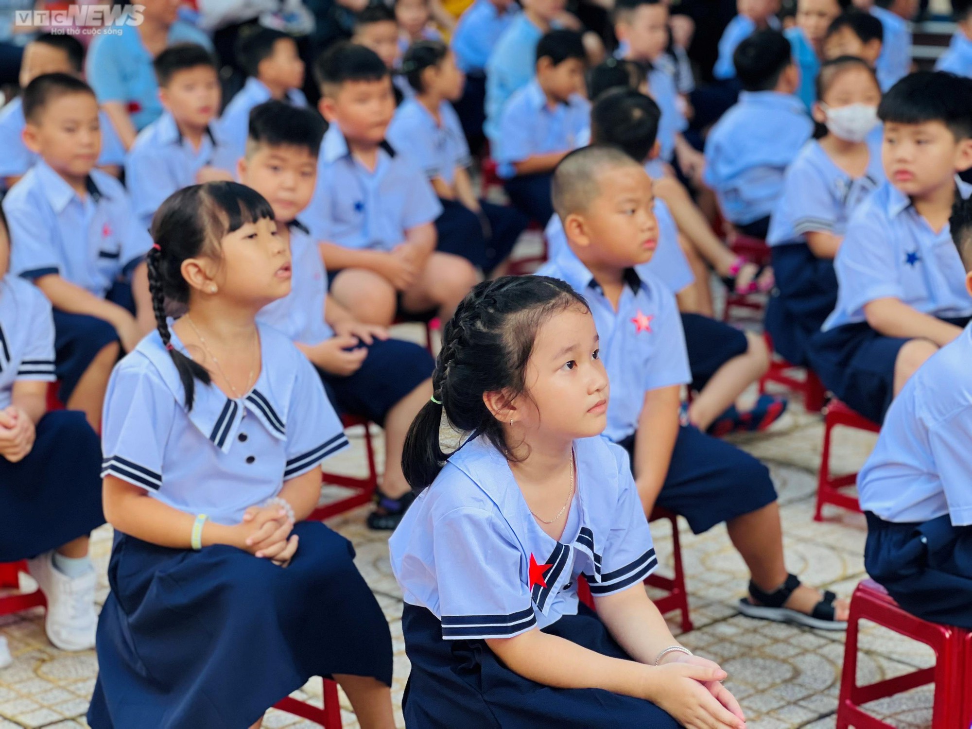 Học sinh Hà Nội tựu trường, có em khóc nức nở trước cửa lớp - Ảnh 9.