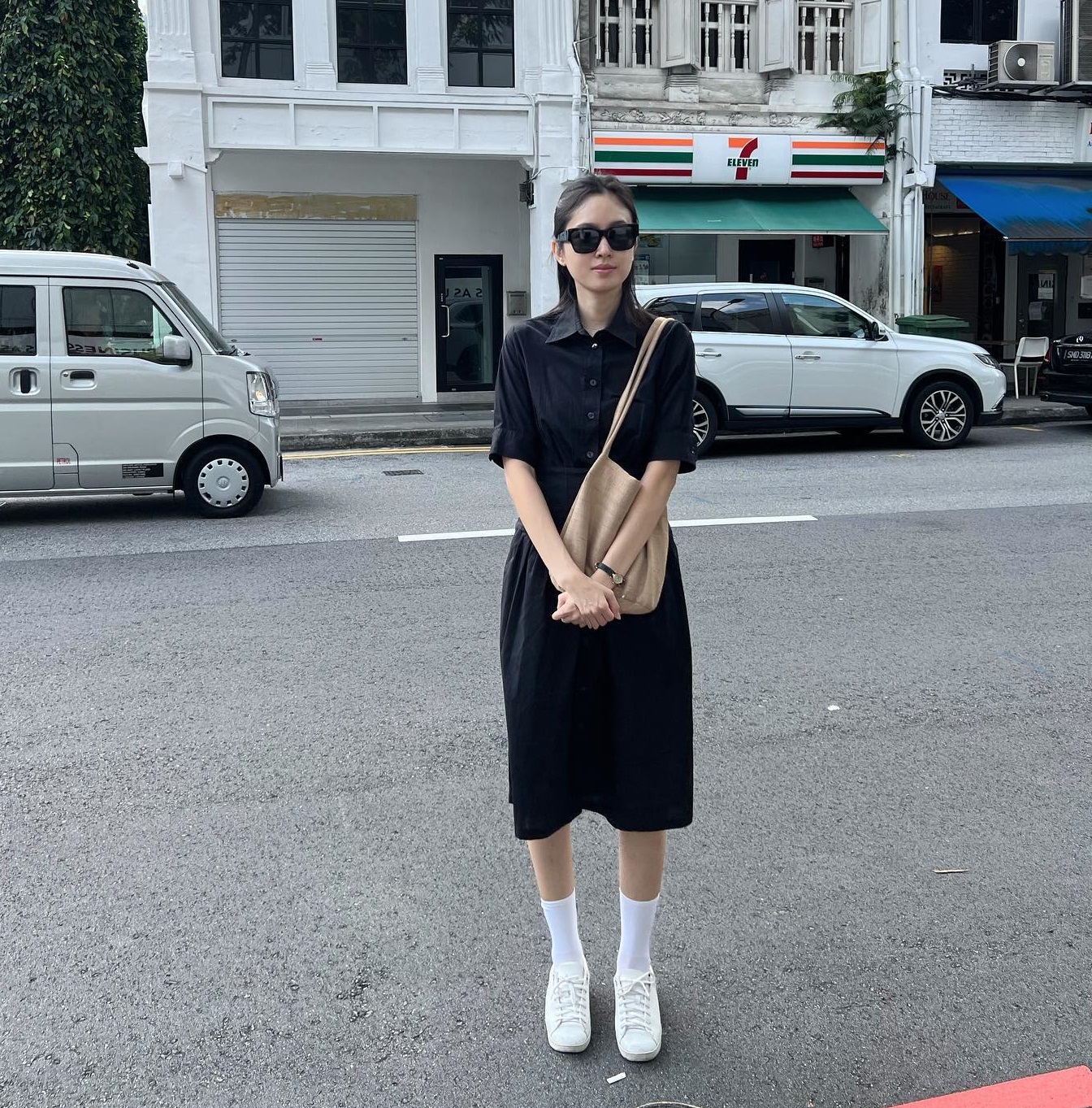 Hoa hậu chuyển giới Nong Poy duy trì phong độ mặc đẹp nhờ trang phục đen - trắng - Ảnh 2.