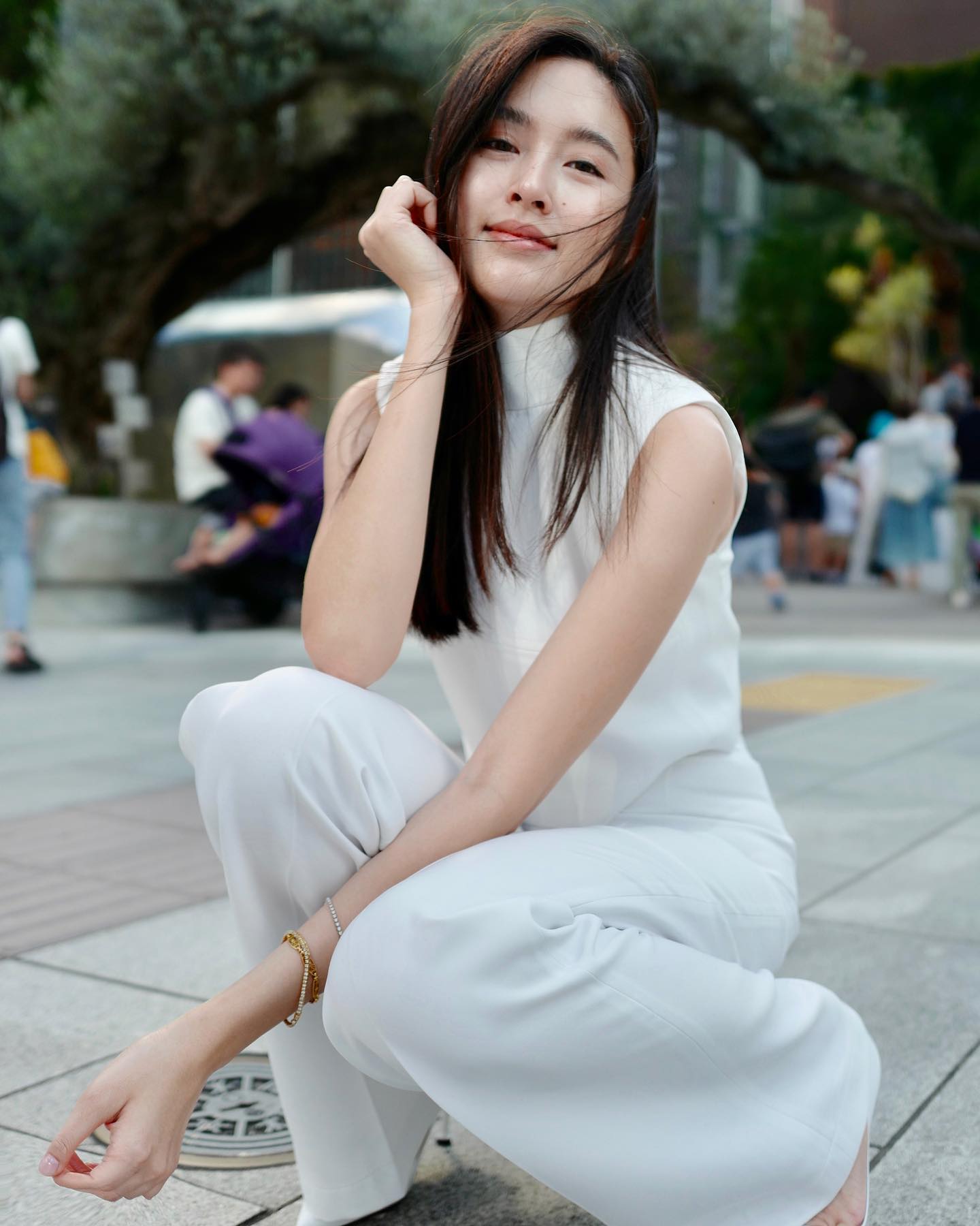 Hoa hậu chuyển giới Nong Poy duy trì phong độ mặc đẹp nhờ trang phục đen - trắng - Ảnh 11.