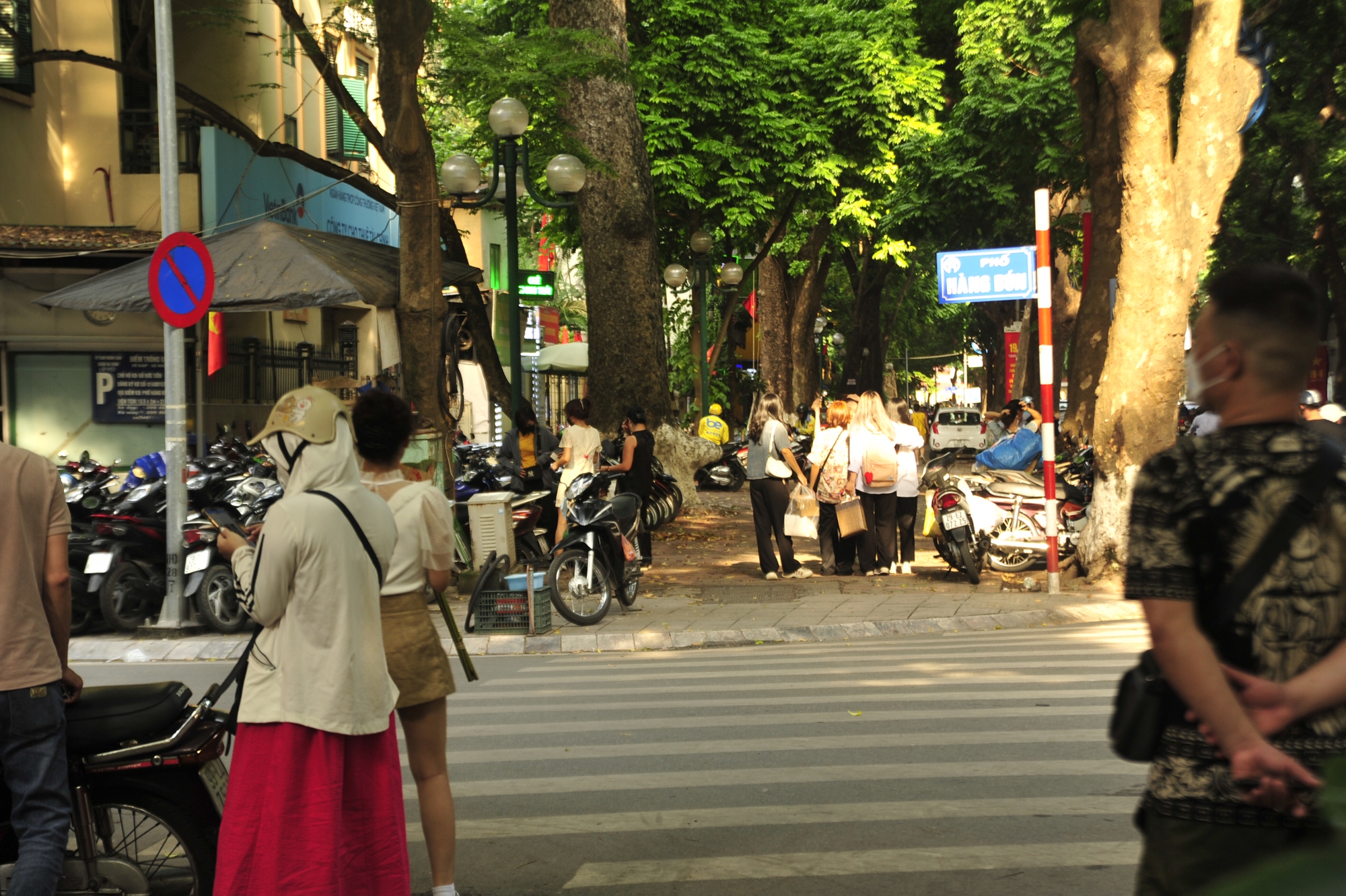 Mỗi ngày có hàng trăm lượt người đến đường Phan Đình Phùng để check in
