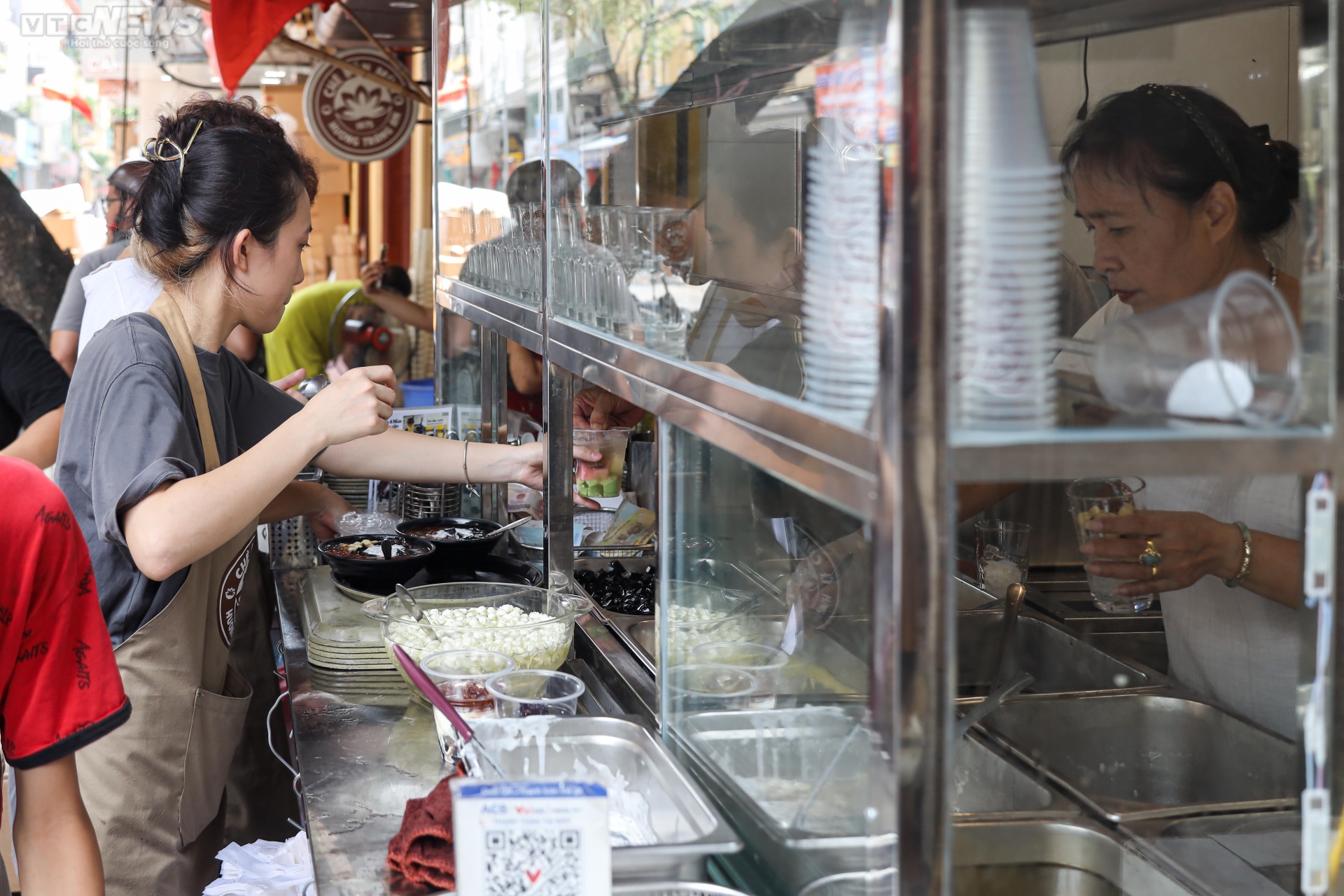 Quán chè nổ đơn liên tục nhờ món 'chè thoát ế' trong ngày Thất tịch - Ảnh 3.