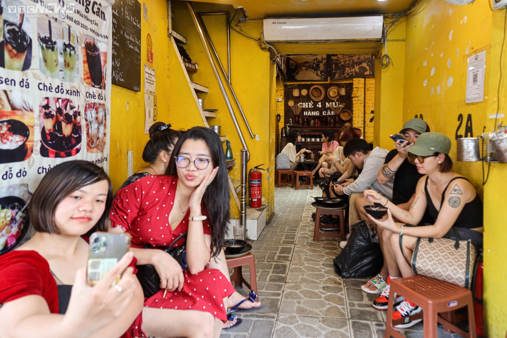 Quán chè nổ đơn liên tục nhờ món 'chè thoát ế' trong ngày Thất tịch - Ảnh 2.